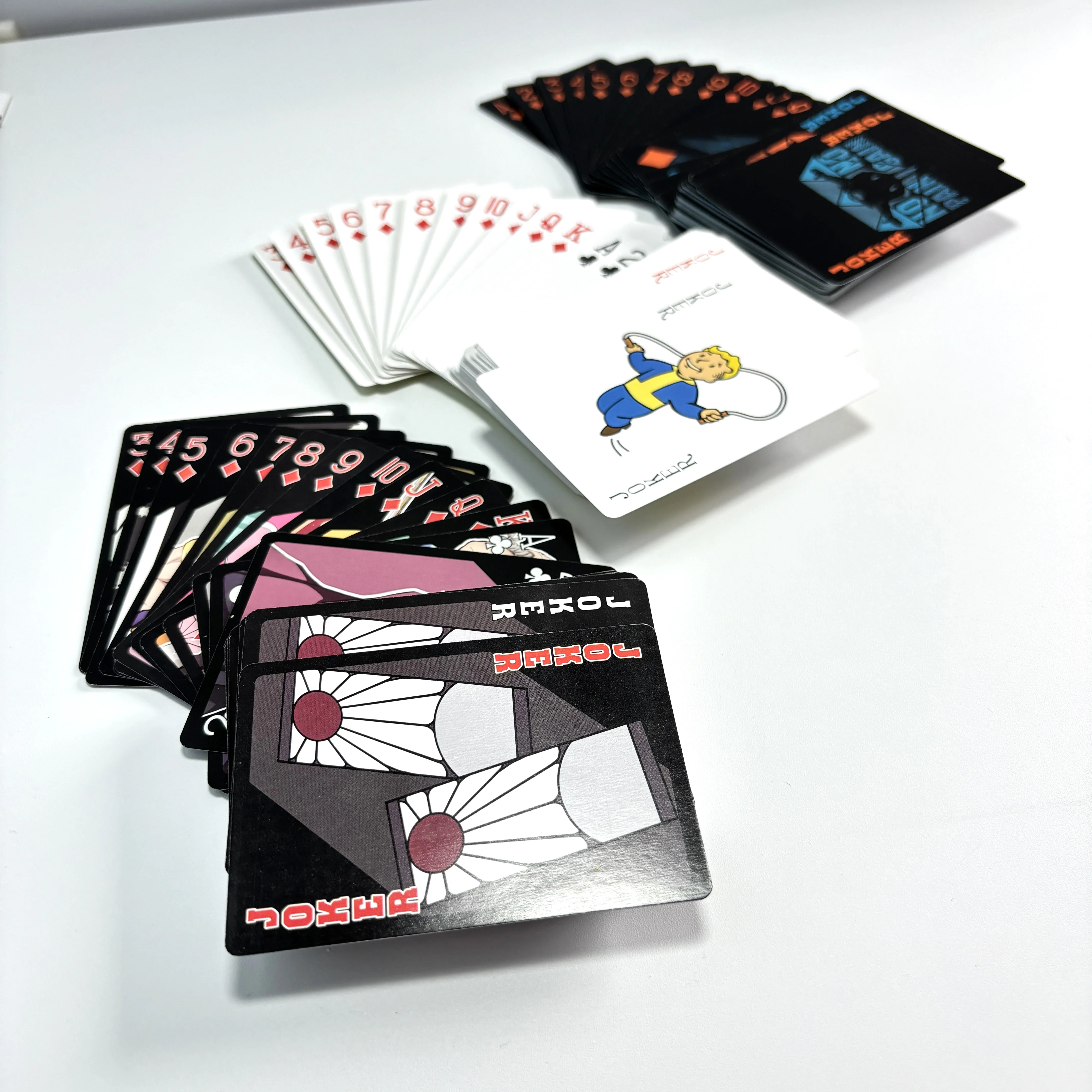 

Креативные игральные карты с персонажами мультфильмов, черная основа, мерцающий узор, декоративная коллекция игровых карт