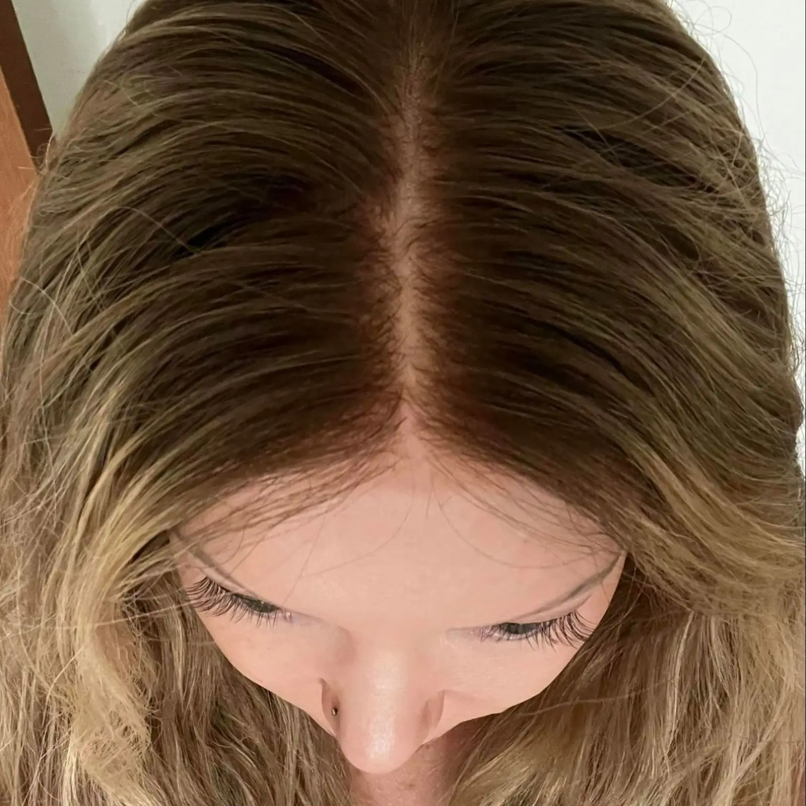 

Выделите карамельно-коричневые синтетические кружевные фронтальные парики Ombre Длинные объемные волны Бесклеевые парики 13*4 HD Мягкое термостойкое волокно