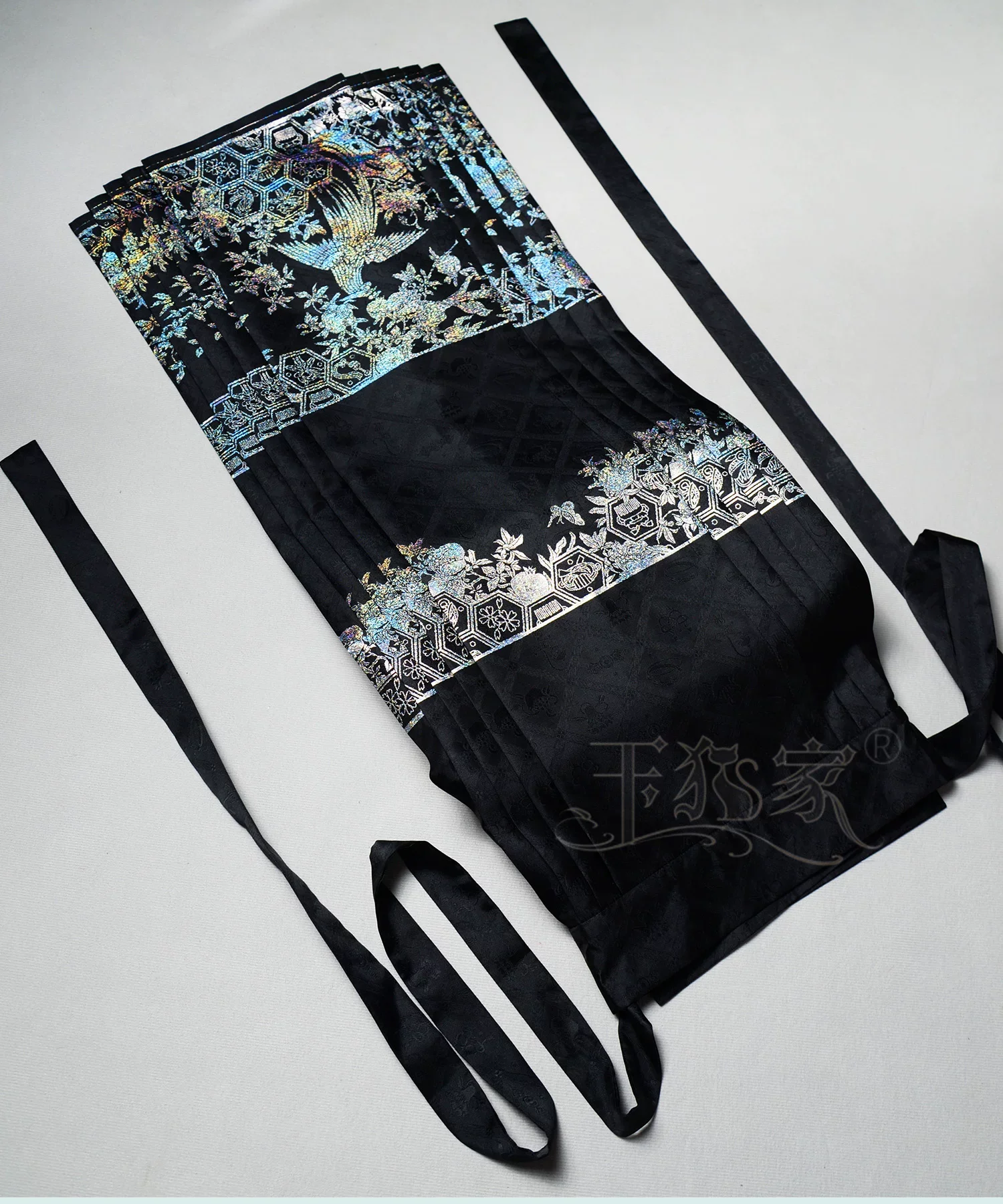 Traditional Phoenix Woven Gold Brocade – Silver Mother-of-Pearl Style Jacquard Fabric for Hanfu & Horse-Face Skirt