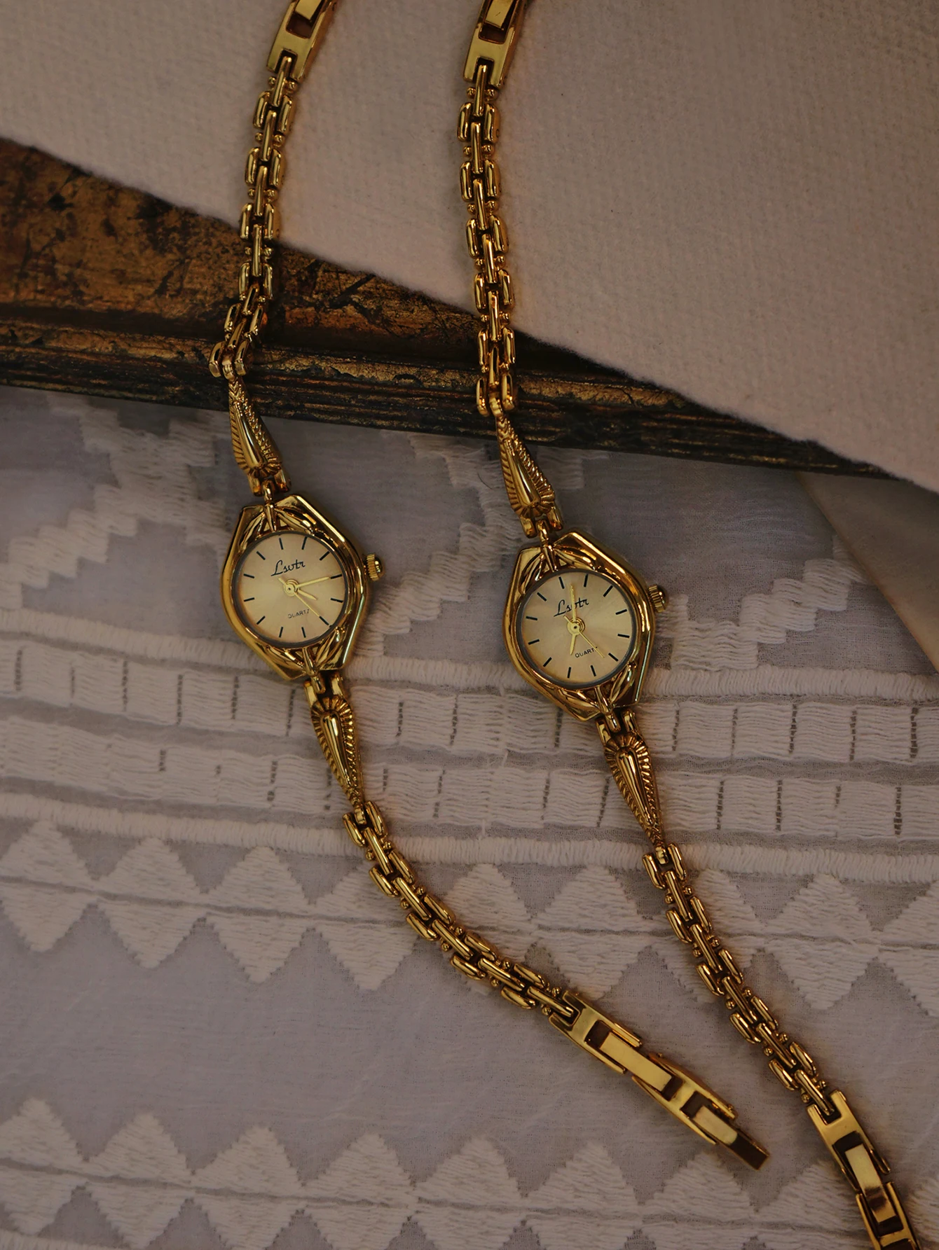 1 New Gold French Compact Ladies Quartz Watch Stainless Steel Strap Diamond Case with Gold Dial Niche Ladies Watch.