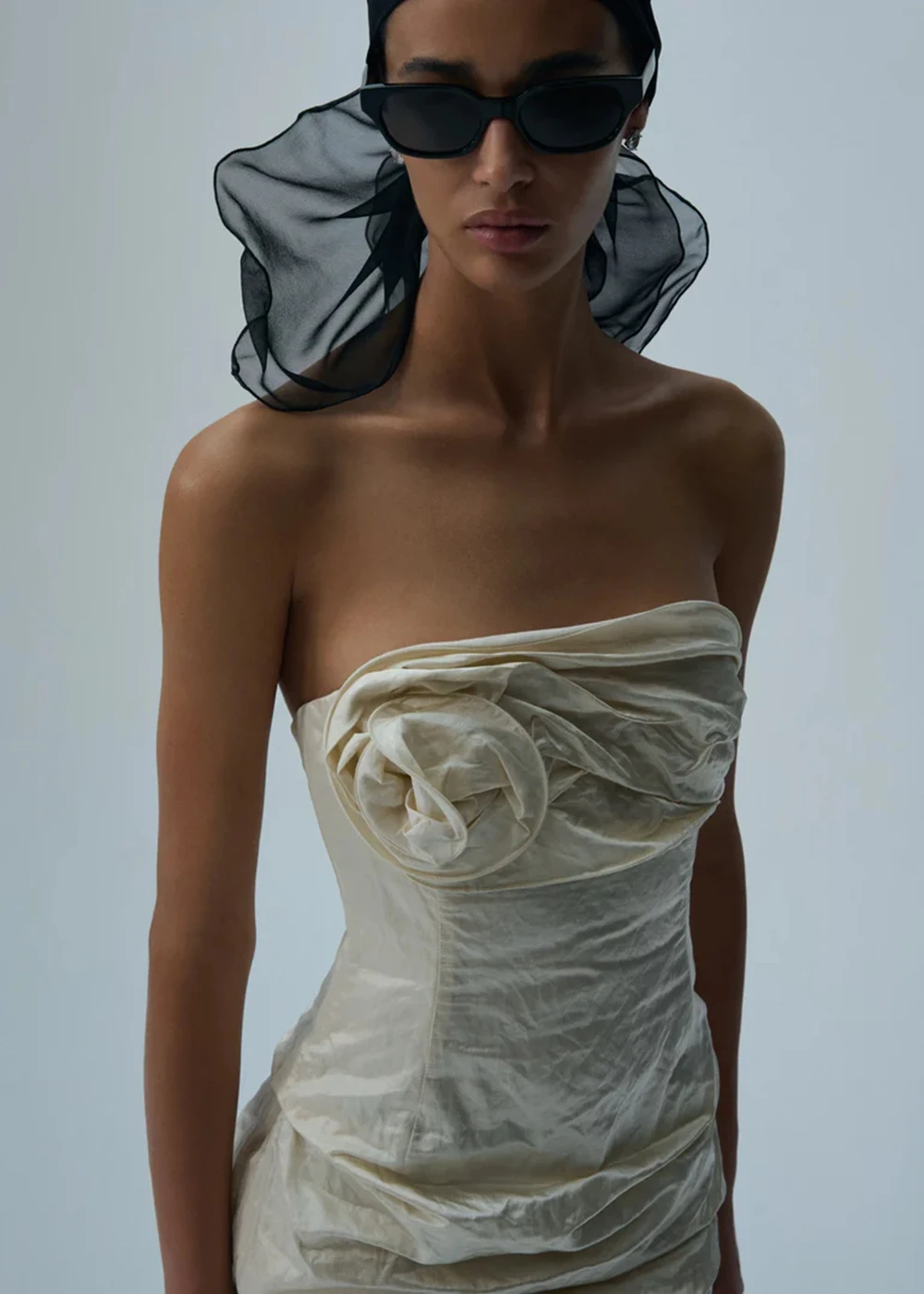 فستان سهرة أنيق بدون حمالات باللون البيج مزين بالزهور فستان ماكسي متدفق لحفلات الصيف وضيوف حفلات الزفاف 2026 وصول جديد رائجة البيع