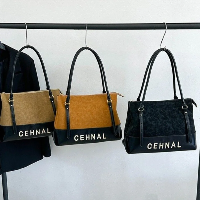 

Elegant Women's Messenger Bag With Fine Leather Classic Paris Neat Commuter Design​