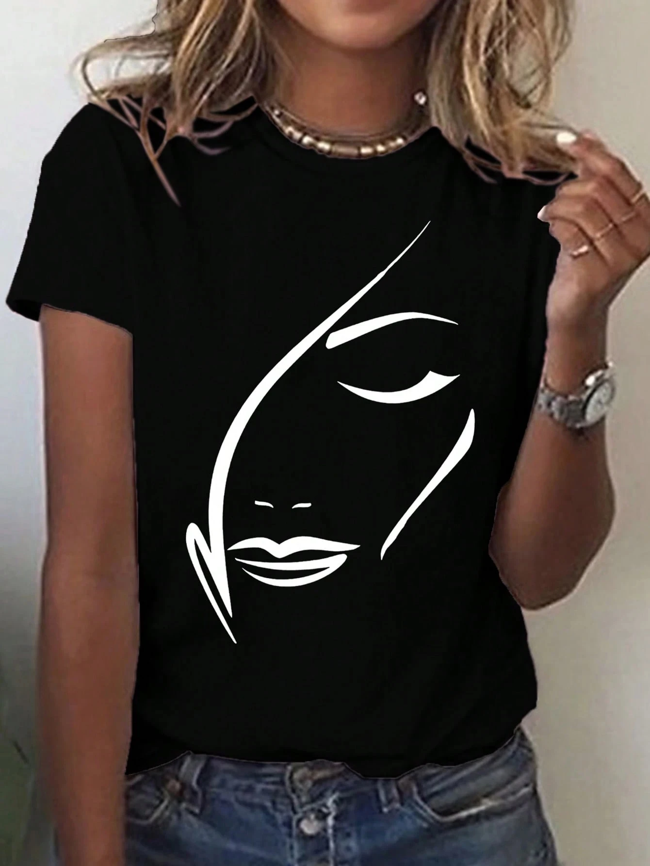 

Черная футболка больших размеров со стильным абстрактным принтом для модных женщин