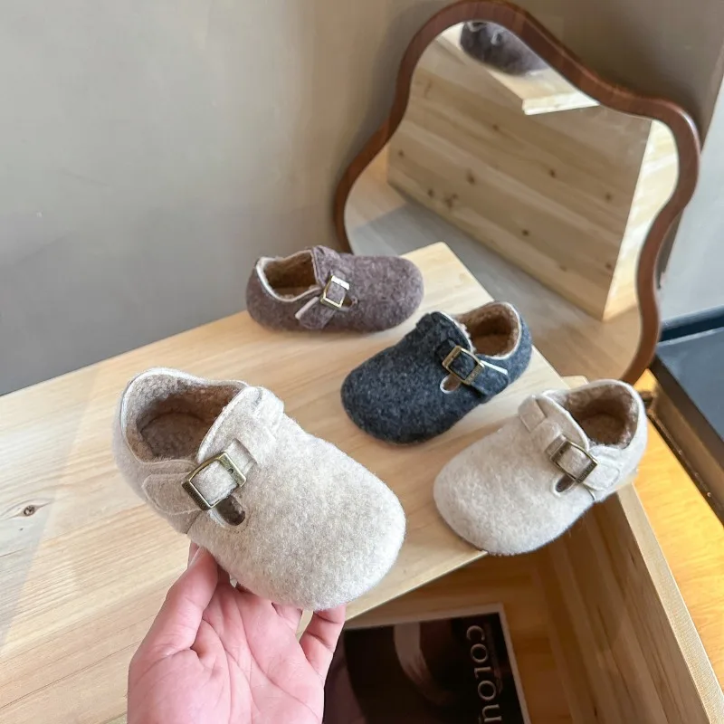 sapatos-infantis-de-inverno-2025-novas-meninas-sapatos-de-algodao-fofo-fundo-macio-antiderrapante-criancas-moda-simples-sapatos-de-pelucia-tendencia-versatil