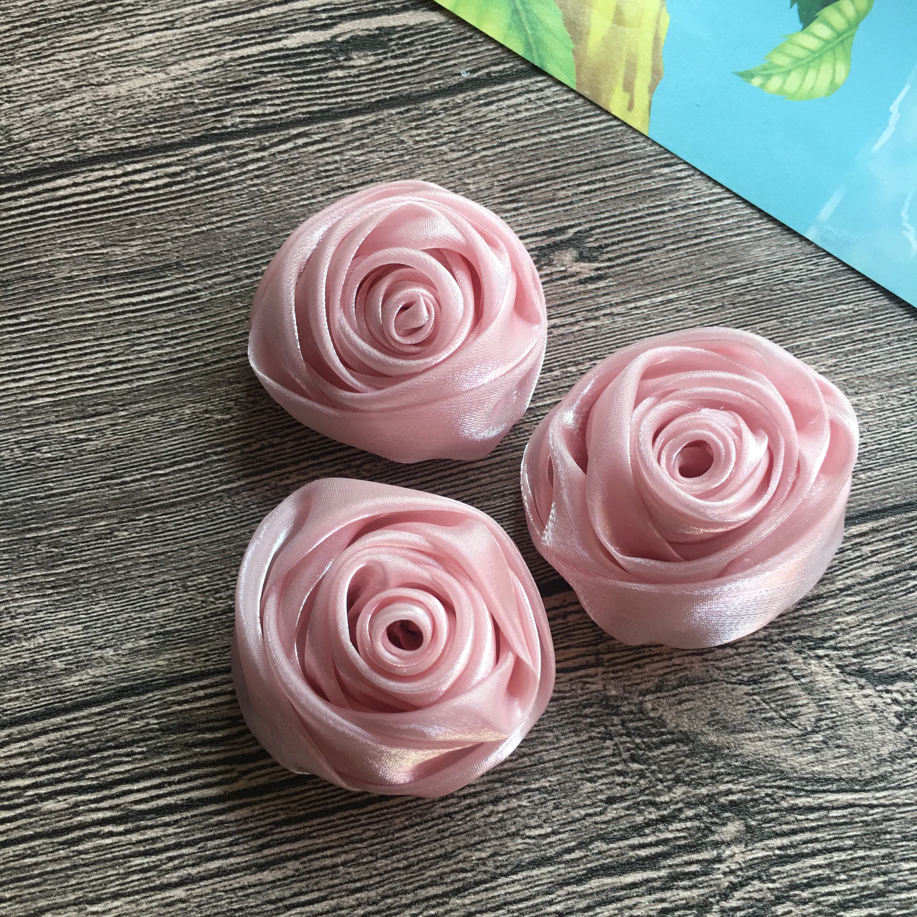 2.0 pollici tessuto solido fiori di rosa rosetta arrotolata schiena piatta bambini accessori fai da te Organza rosetta per cappelli scarpe indumento