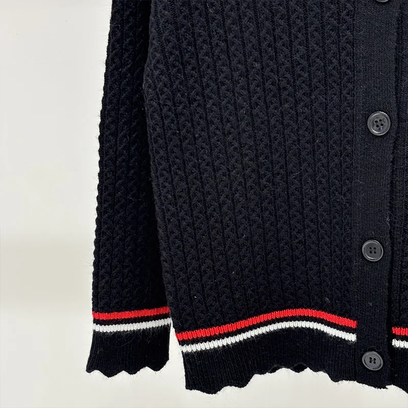 เสื้อคาร์ดิแกนลายซิกแซกปักโลโก้คุณภาพสูงสำหรับผู้หญิง พร้อมเสื้อสเวตเตอร์ลายทางตัดสี รุ่น 251111194