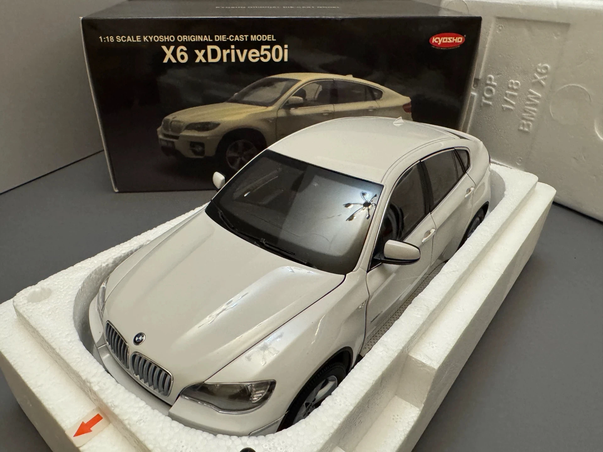

Kyosho 1:18 X6 xDrive50i White Simulation Limited Edition All Open Alloy Metal Static Car Model Toy Gift