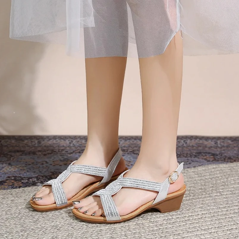

Лето 2023, повседневные удобные роскошные сандалии, женские туфли на мягкой подошве с эластичным поясом наклонном каблуке, модная женская обувь на плоской подошве со стразами