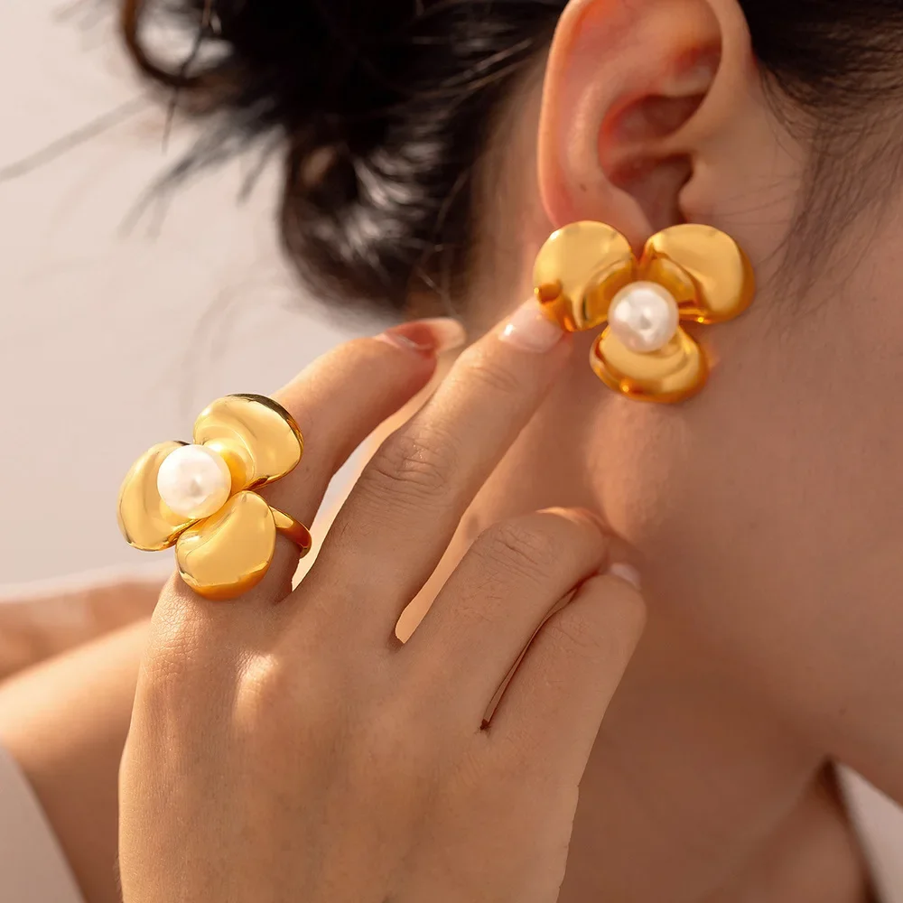 

Gold Plated Stainless Steel Pearl Three Petal Flower Inlaid Pearl Ring/Earrings Classic Fashion Chic Jewelry for Women Gift