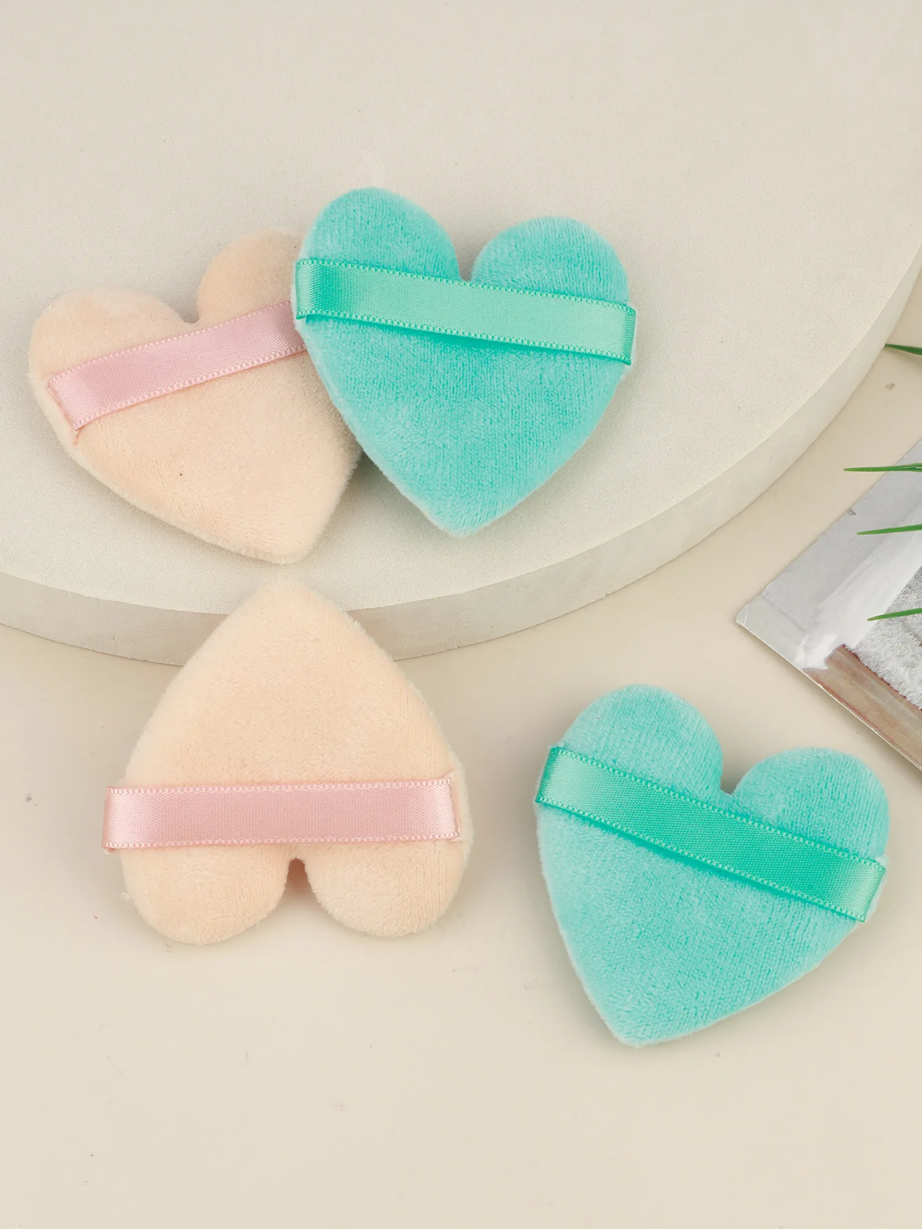 قطعة واحدة من بودرة البودرة السائبة، أداة مكياج تجميل قصيرة من القطيفة على شكل قلب ناعمة للوجه