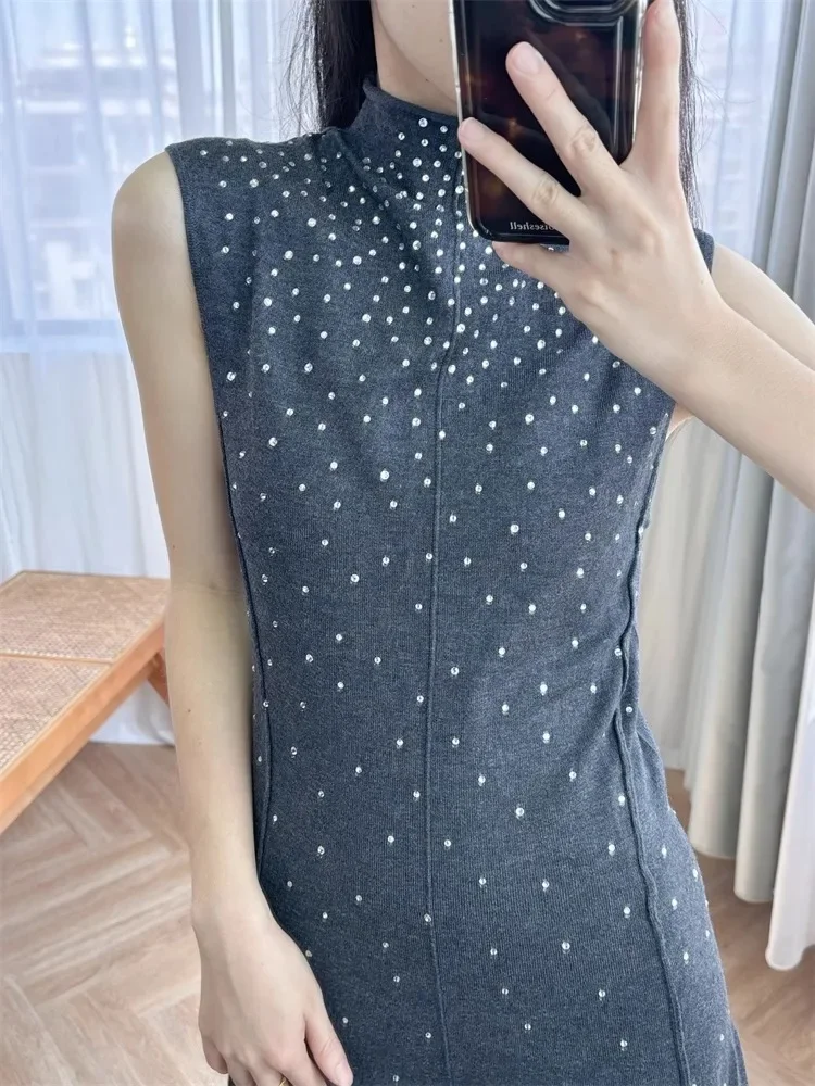 فستان محبوك رمادي متطور للنساء للربيع/الصيف برقبة دائرية بدون أكمام فستان فريد من نوعه