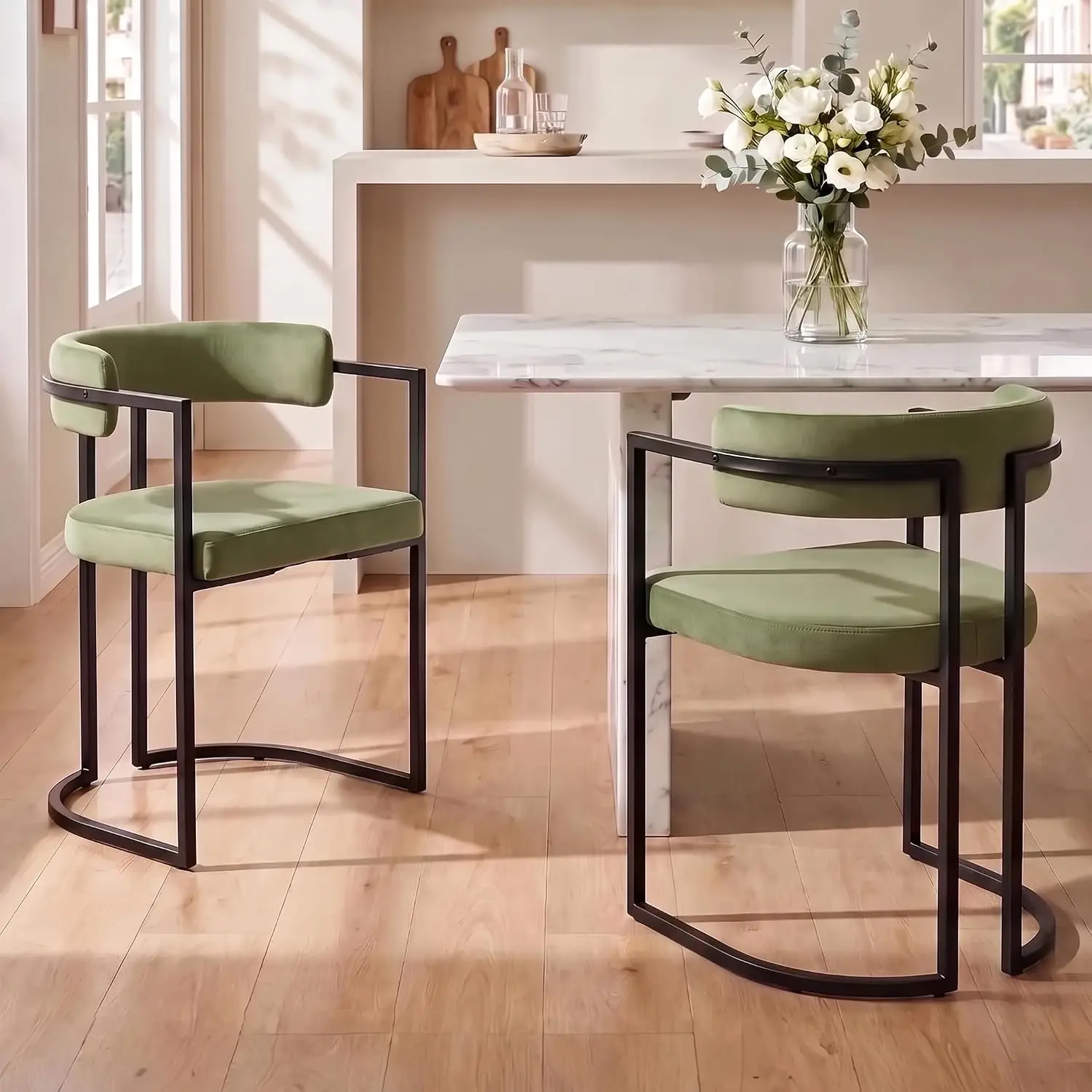 Set di 2 sedie da pranzo Chairus con schienale curvo, rivestimento in velluto verde, struttura in metallo nero, piedini antiscivolo, sedie moderne per angolo cucina, seduta imbottita per maggiore