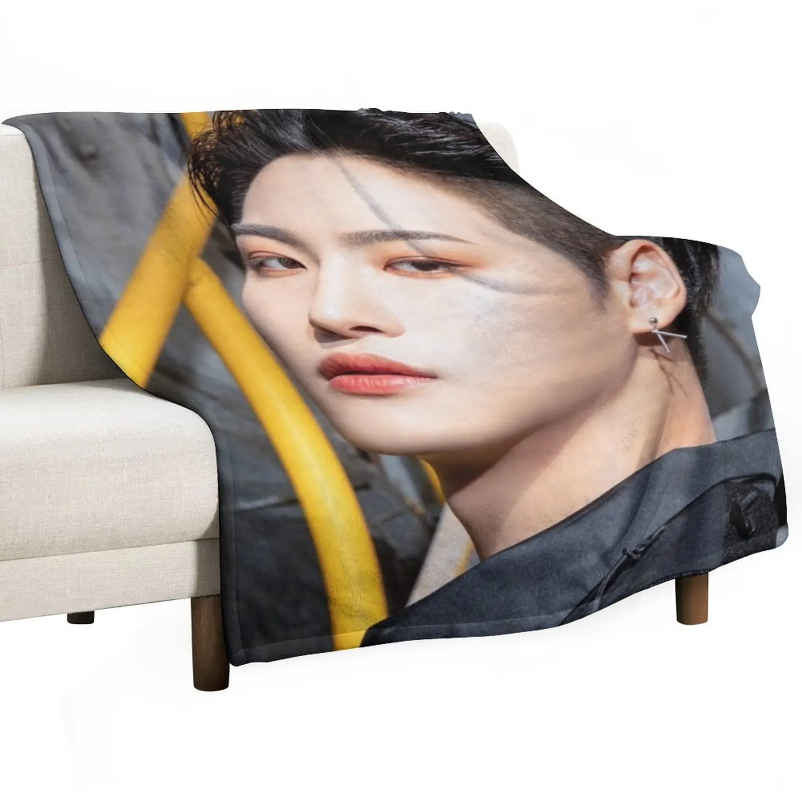 ATEEZ SEONGHWA THE WORLD EP.1 : MOVEMENT GUERRILLA Throw Blanket Multi-Purpose manga Loose Decorative Sofa Blankets