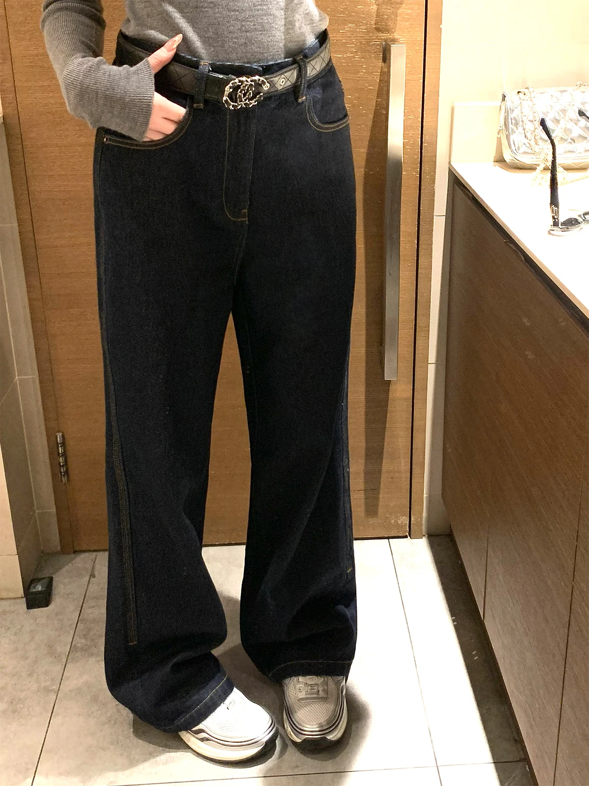 กางเกงยีนส์ทรงตรงสไตล์เรโทรสีซีดจาง แต่งด้ายเย็บสีสดใส ยี่ห้อ Chen Jin Denim รุ่นพรีเมียมสำหรับผู้หญิง