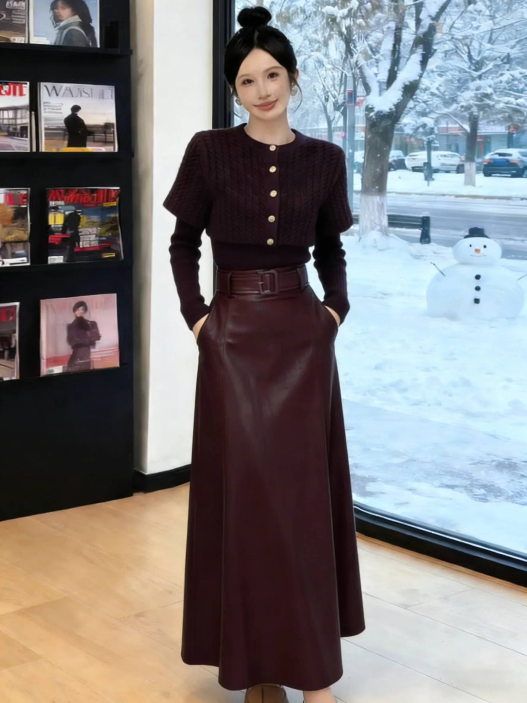 

Элегантный фиолетовый свитер с воротником-хомутом и кожаная юбка: модный комплект из двух предметов для женщин, весна 2026, с завышенной талией, длинный рукав