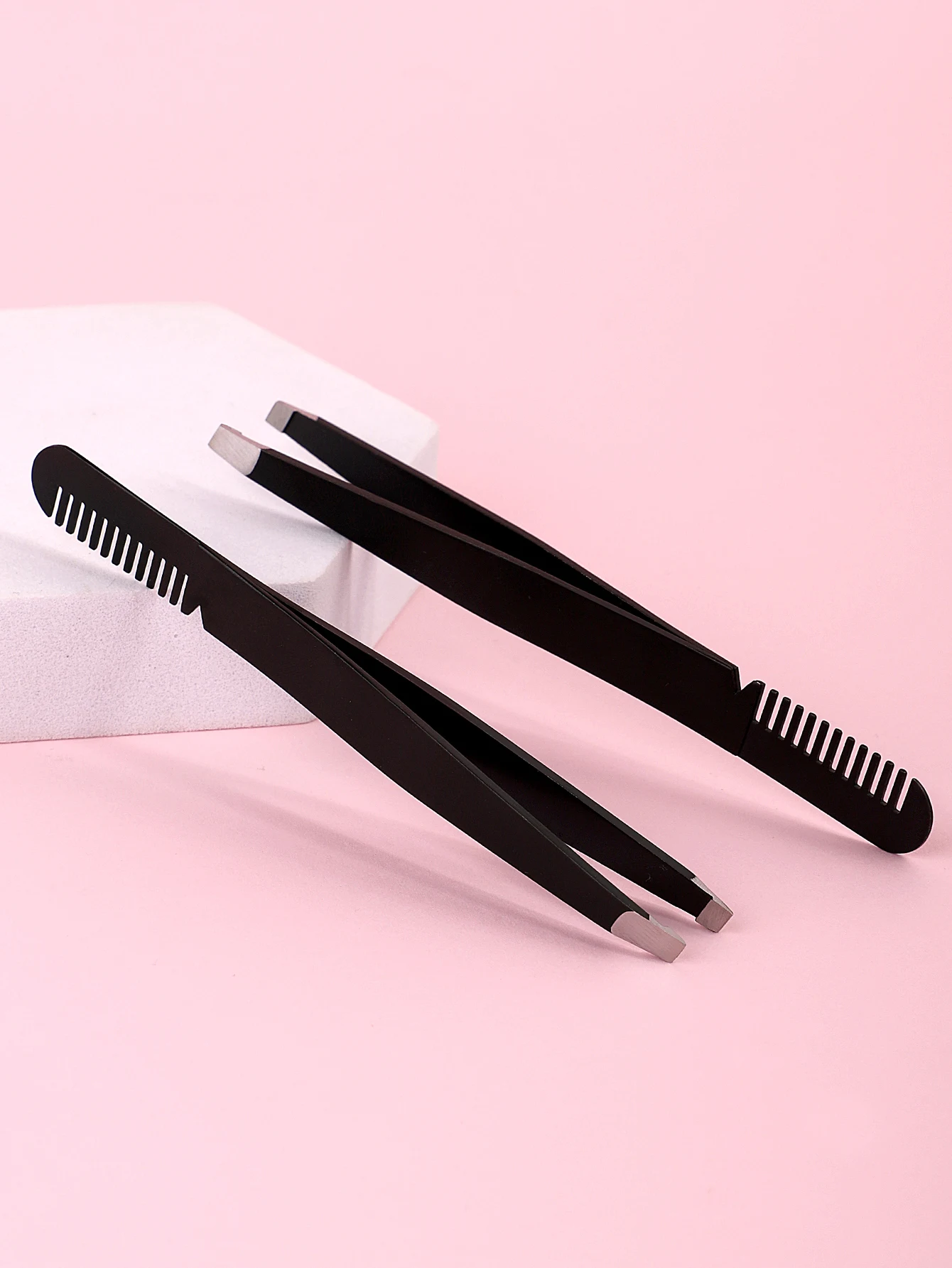 Een wenkbrauwclip met dubbele hoofdband en nauwkeurig schuin puntontwerp is geschikt voor zowel mannen als vrouwen.