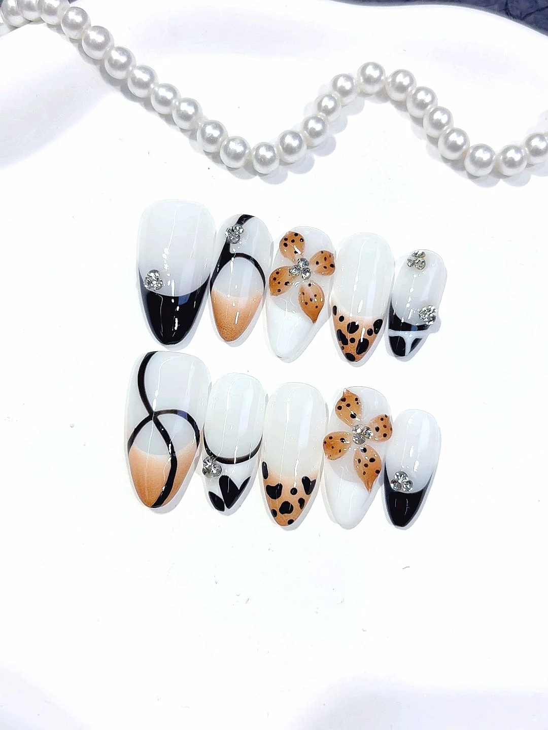 Leopardo blanco y flor 3D, diamantes de imitación, almendra, prensa en las uñas, juego de uñas postizas hechas a mano para mujeres (10 piezas) D558