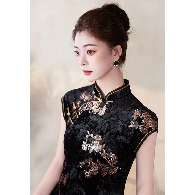 

Элегантный традиционный бархатный костюм с золотой вышивкой для женщин: высококачественный, приталенный, для повседневной носки и выступлений