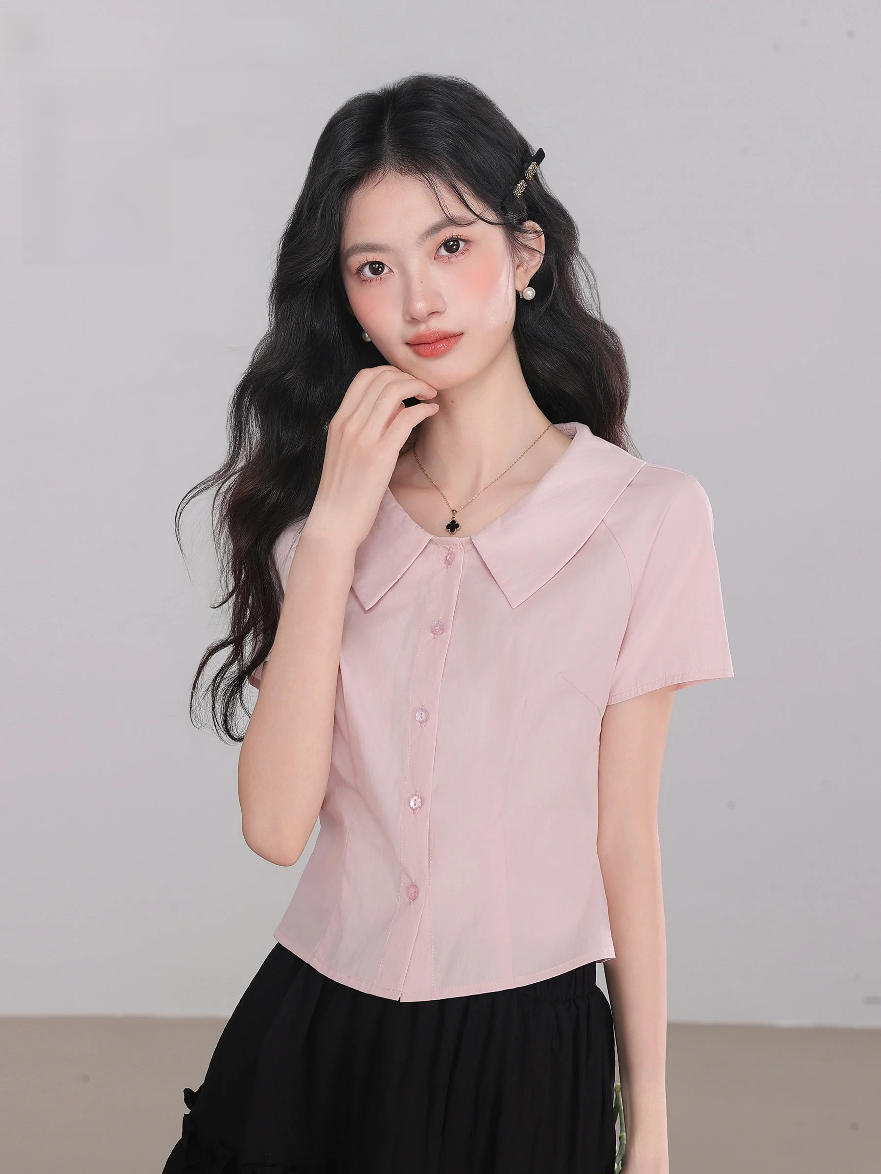 

Базовая хлопковая рубашка с коротким рукавом и пуговицами, цвет Sakura Latte, женская, деловая, приталенная, с защитой от УФ-излучения, однотонная.