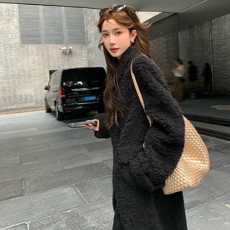 Casaco de temperamento de veludo de tosquia de ovelha, casaco de grama de pele de cordeiro integrado de pele, estilo médio longo feminino, outono/inverno 2025