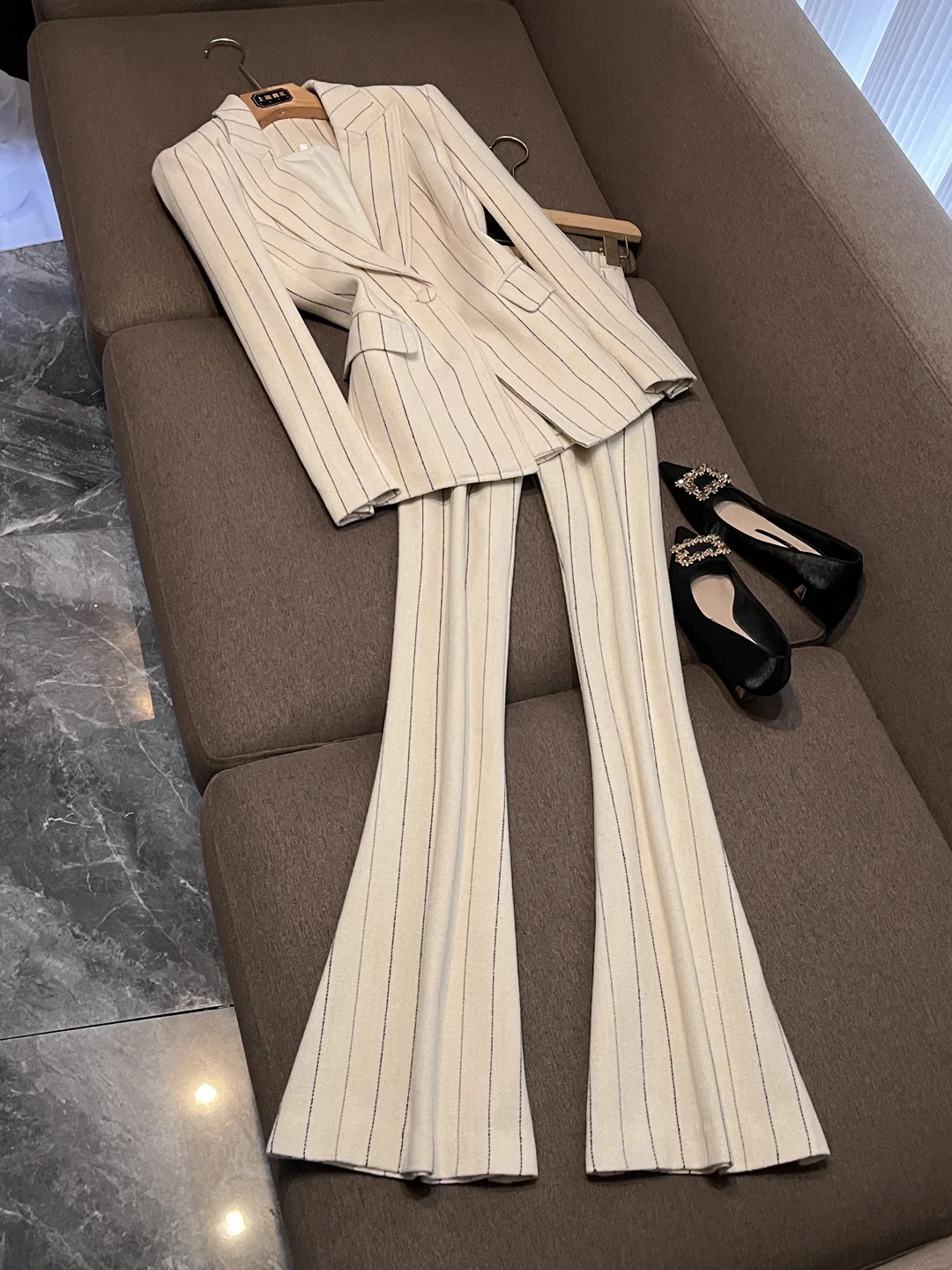 

2025 Winter Stripe Simple Sle Beige High-End Feeling Flared Pants Suit Set AZ55 Ele Faionable Women's Polyester Suit