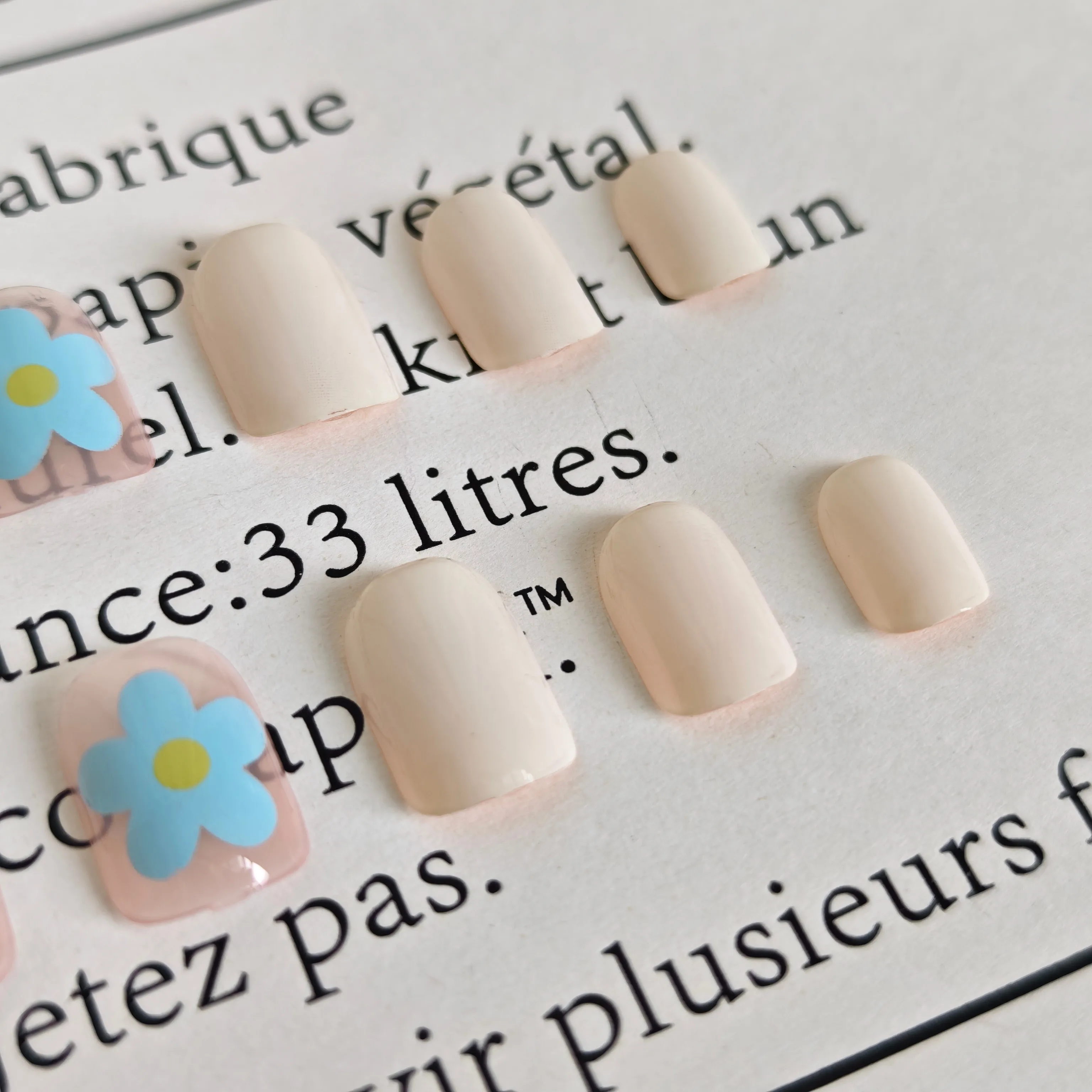 24 pezzi di stampe floreali blu per unghie Design alla moda Crema a forma di balletto Press-On Lunghezza corta e dimensioni miste Set di unghie finte