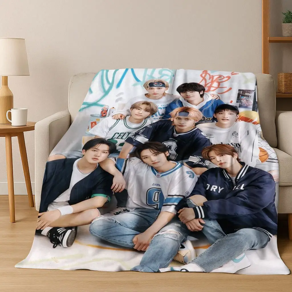 Neueste Kpop Star Stray Kids Flanelldecke, weiche, warme Überwurfdecke für Schlafzimmer, Wohnzimmer, Bett, Reisen, Camping, Picknick, Geschenk