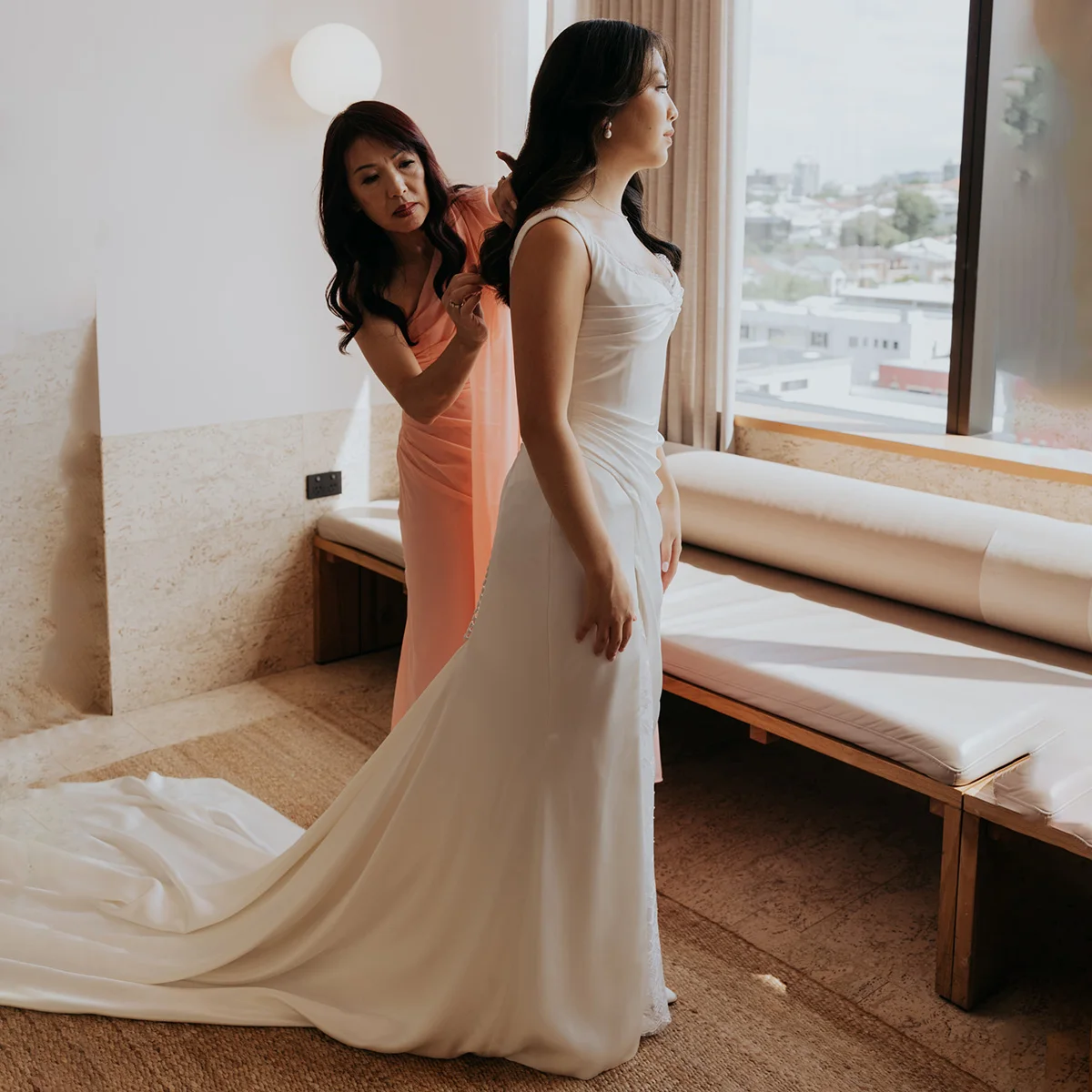 Maßgeschneidertes Vintage-Hochzeitskleid mit hohem Schlitz und Spitze, gerüscht, Etui-Satin, tief ausgeschnittene Schultergurte, ärmellose Sanduhr-Brautkleider