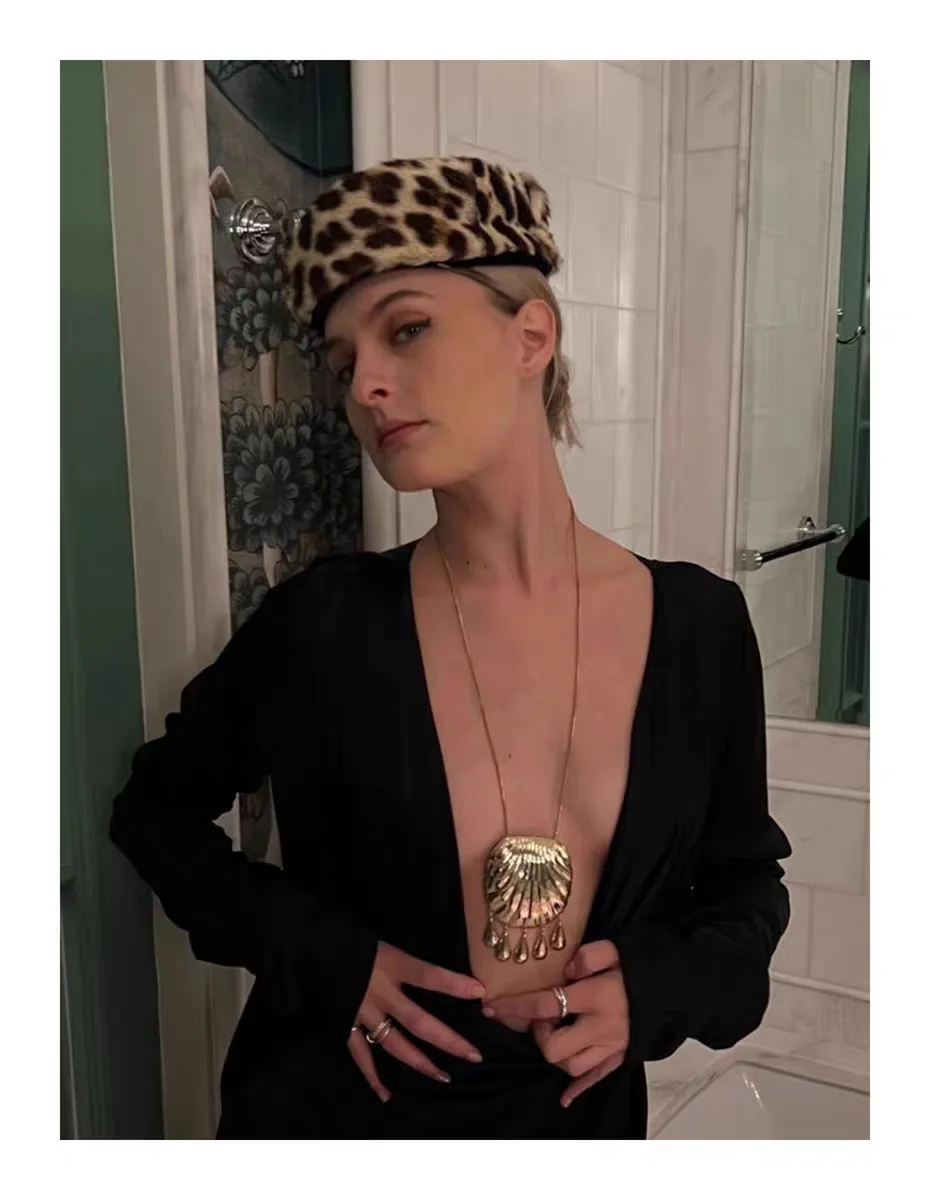 

New 18K Gold Plated Exaggerated Shell Drop Pendant Necklace for Women, Heavy Metal Fringe Style.