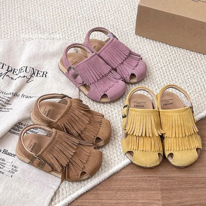 

Детские модные сандалии с кисточками, новинка лета 2024, повседневная удобная пляжная обувь на мягкой подошве с ремешком сзади для девочек на плоской подошве