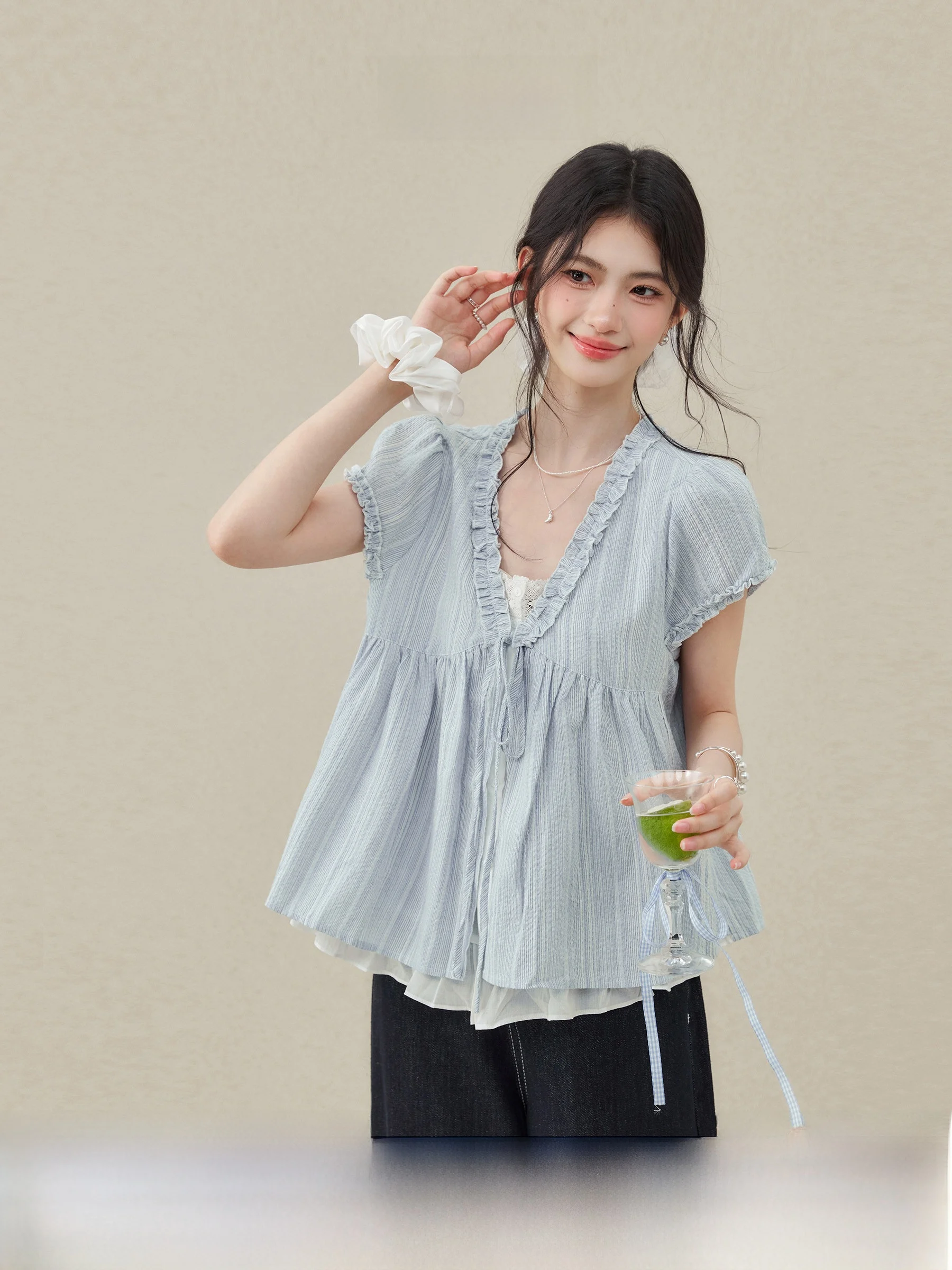 

Синяя женская летняя повседневная свободная рубашка с V-образным вырезом и коротким рукавом в стиле «кукла», имитация двухслойности, Oxygen Gravity от Wang Qian