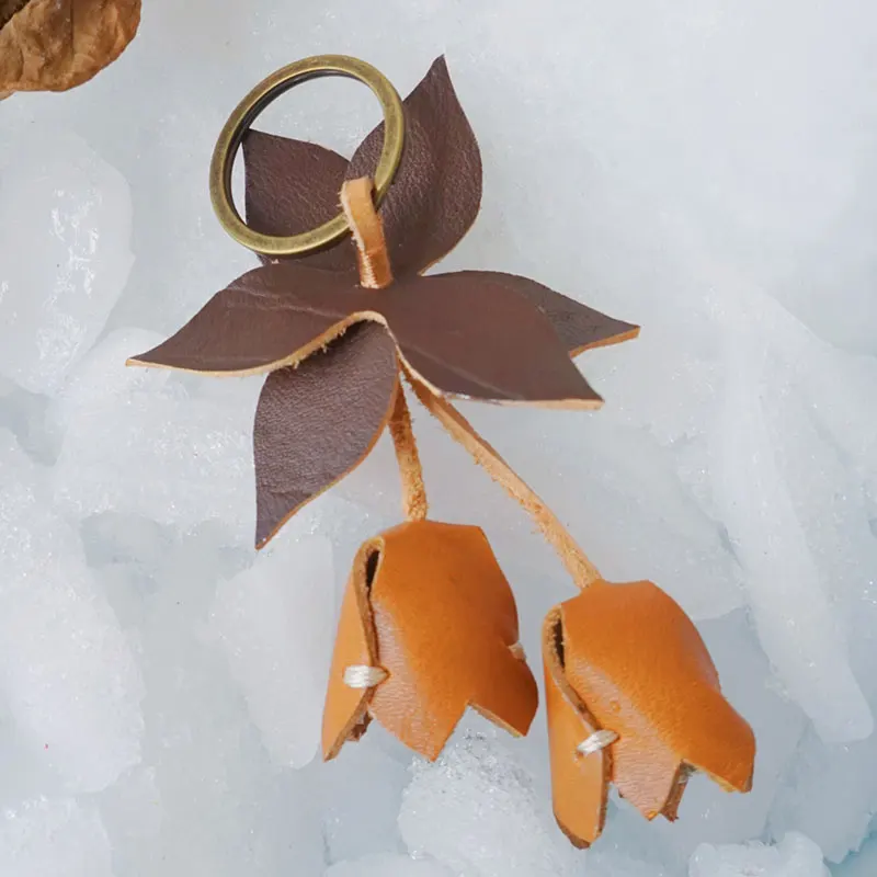 اليدوية المخصصة تصميم جلد طبيعي الجلود الحرفية الكراميل البني الأزهار ورقة الكرواسون حقيبة سلسلة المفاتيح سحر #2