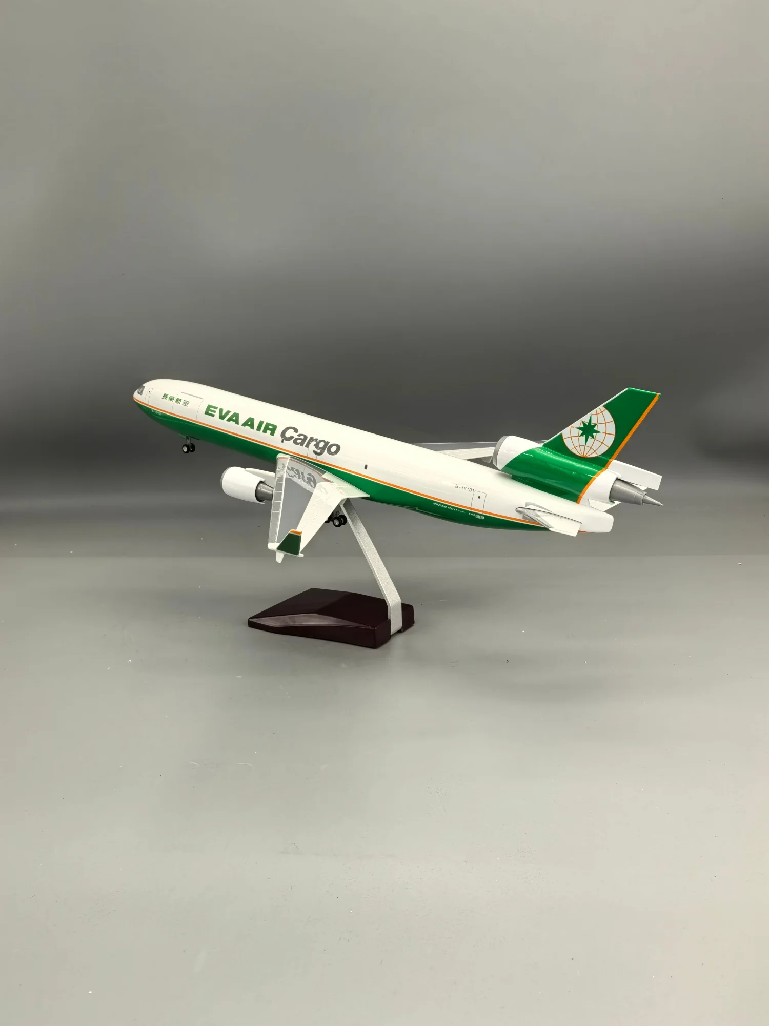 47cm Eva Air Cargo MD11 Plane 1/130 Scale Aircraft Resin Diecast Airplanes Model Kit With Landing Gear Aviation Enthusiasts Gift