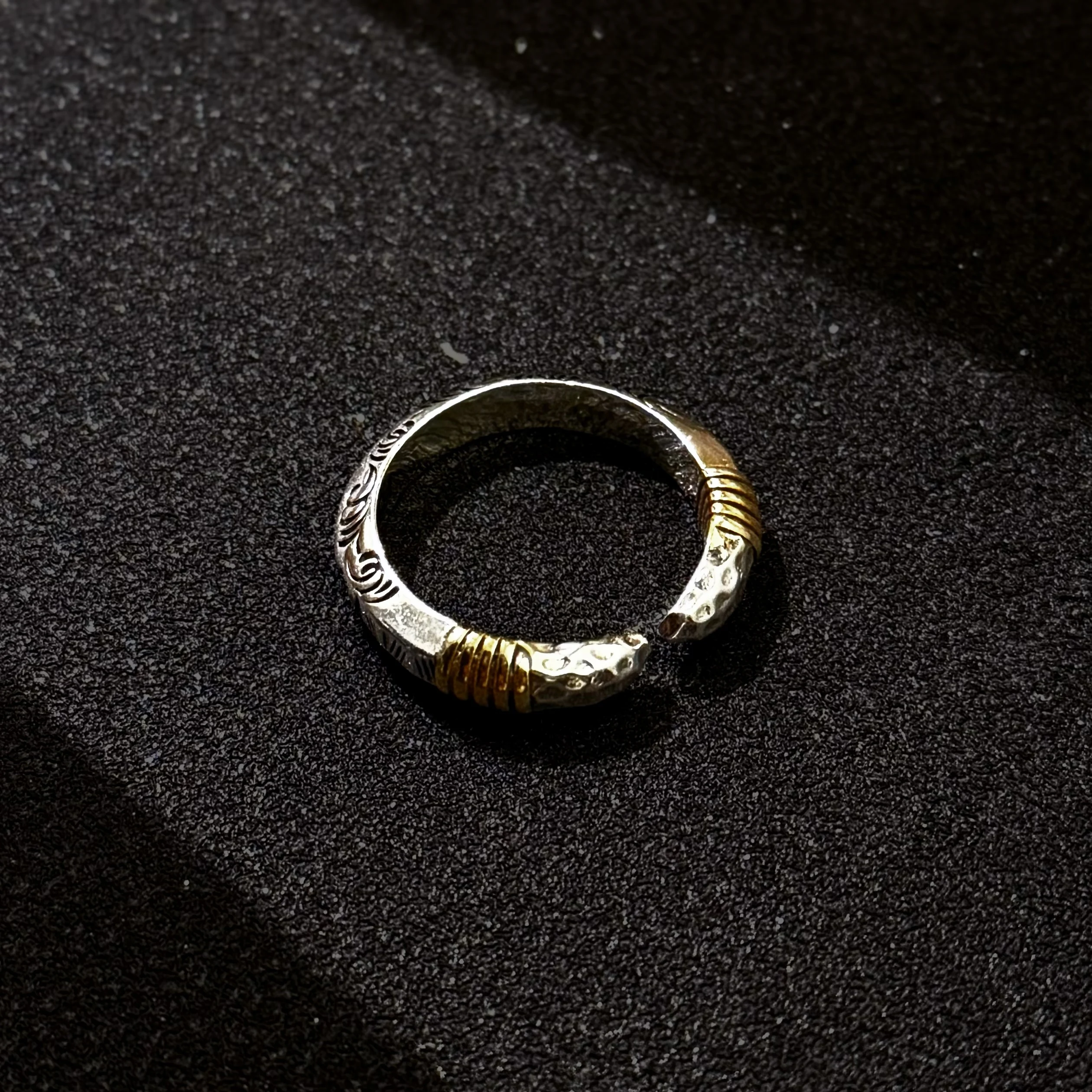 Retro-Tang-Gras-Muster Speerspitzen-Verstellbarer Offener Ring für Männer, Versilbertes Messing, Punk-Gothic Edgy Schmuck-Accessoire, Geschenk – Detail 11