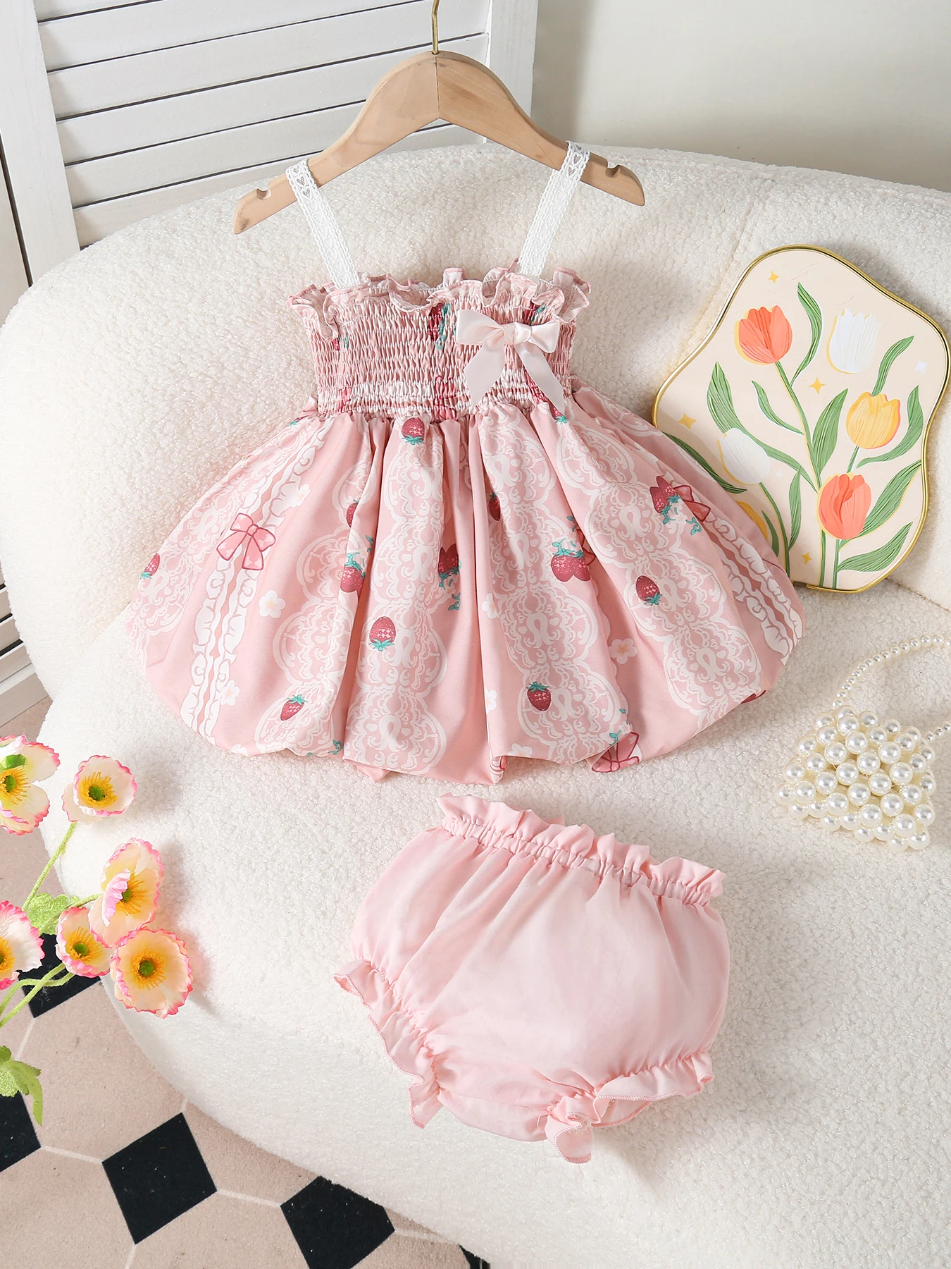 

Очаровательный весенне-летний наряд для маленьких девочек с клубничным принтом ко Дню святого Валентина, состоящий из топа с завязками на шее и шорт, для повседневной носки.