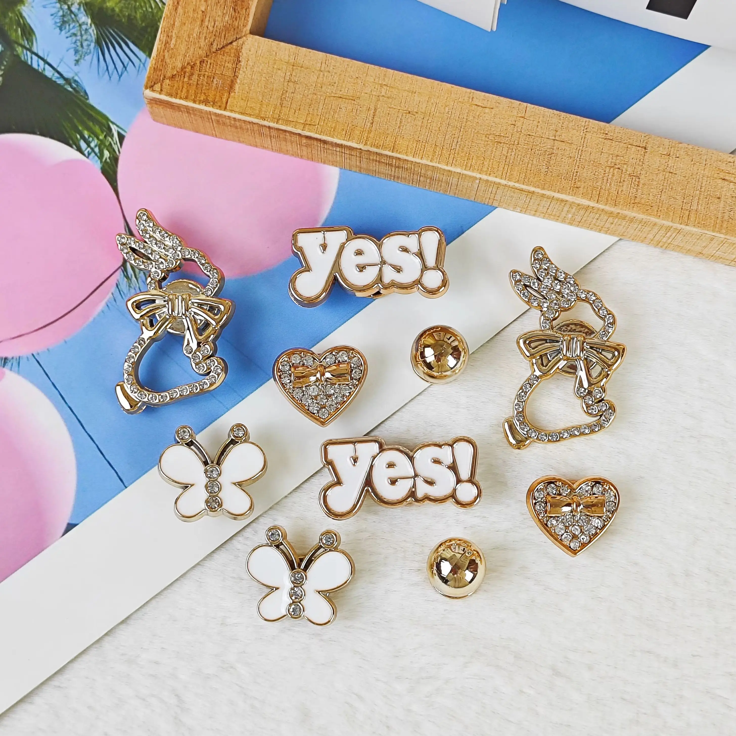 10Pcs DIY Shoe Decoration Charms Shiny Rabbit, Letter, Butterfly, Heart Decorative Charms Non-Metallic Lightweight Material Y2K Fashion Versatile Cute Personality Accessories for Men and Women Suitable for Eva Beach Shoes, Sandals, Removable Shoe Decoration, Holiday Gift