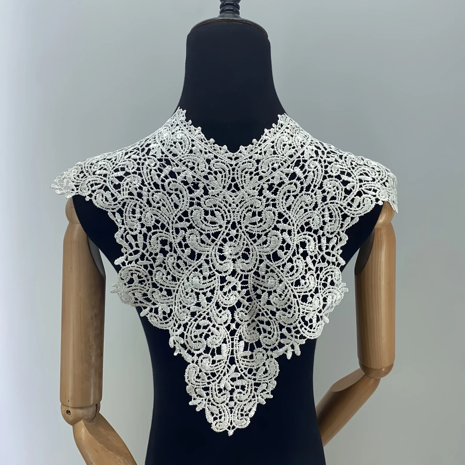 Eleganter Vintage-Spitzenschal als falscher Kragen, ausgehöhltes Häkel-Frontkragen-Accessoire, nur der falsche Kragen (ohne Kleidung) – Detail 4