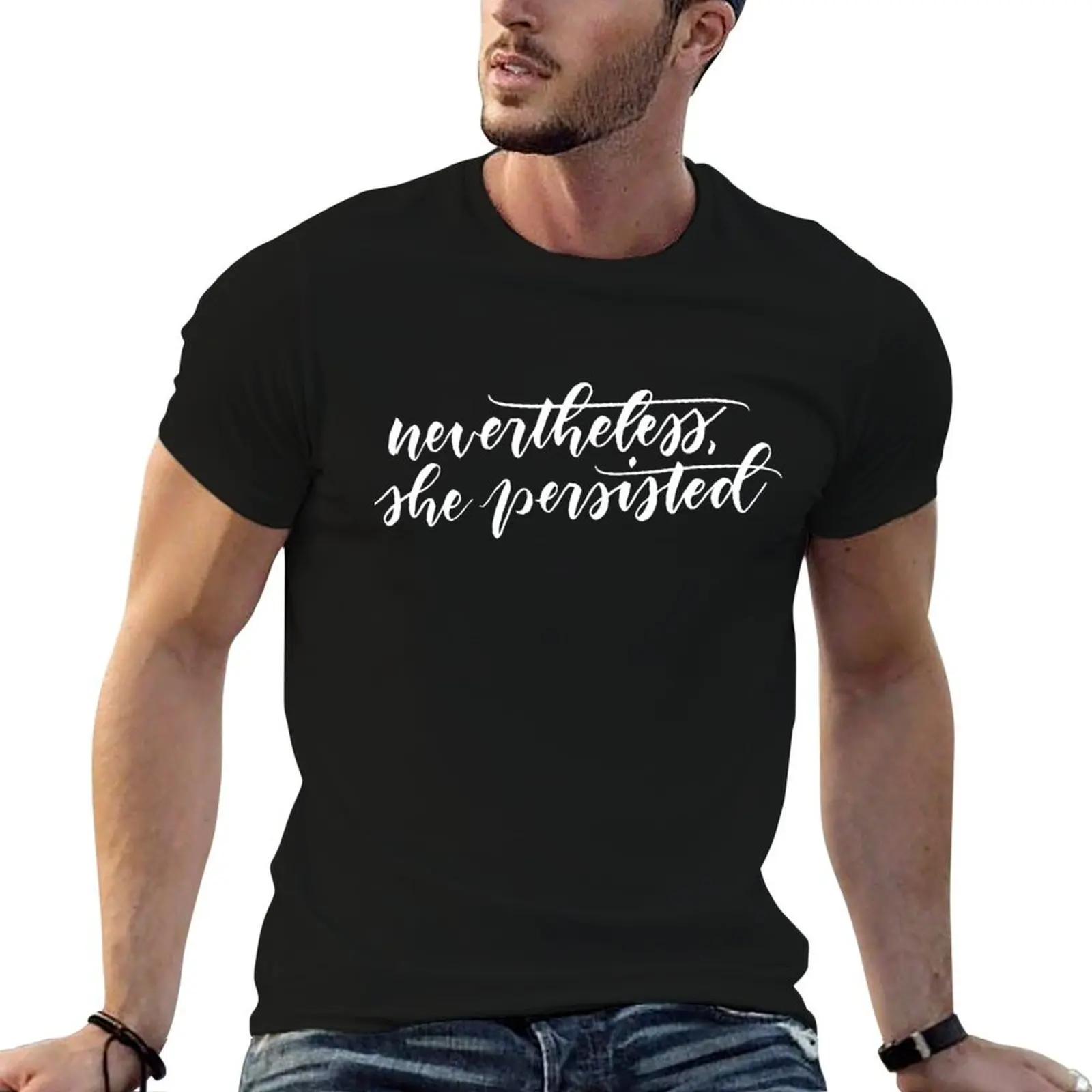 Néanmoins, elle persista dans sa quête du T-shirt blanc à imprimé style urbain.