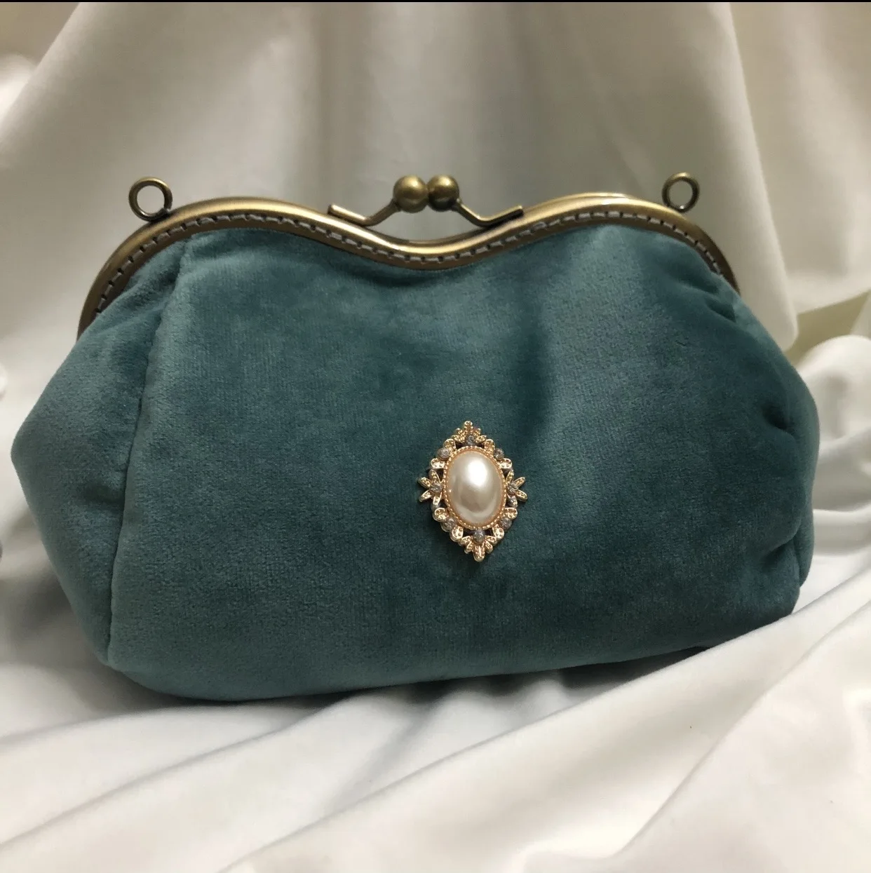 Lost In Vintage Handmade and Retro Velvet Bag with Decorative Pearl Kiss-lock  Evening Bag Clutch Winter Accessories Woven