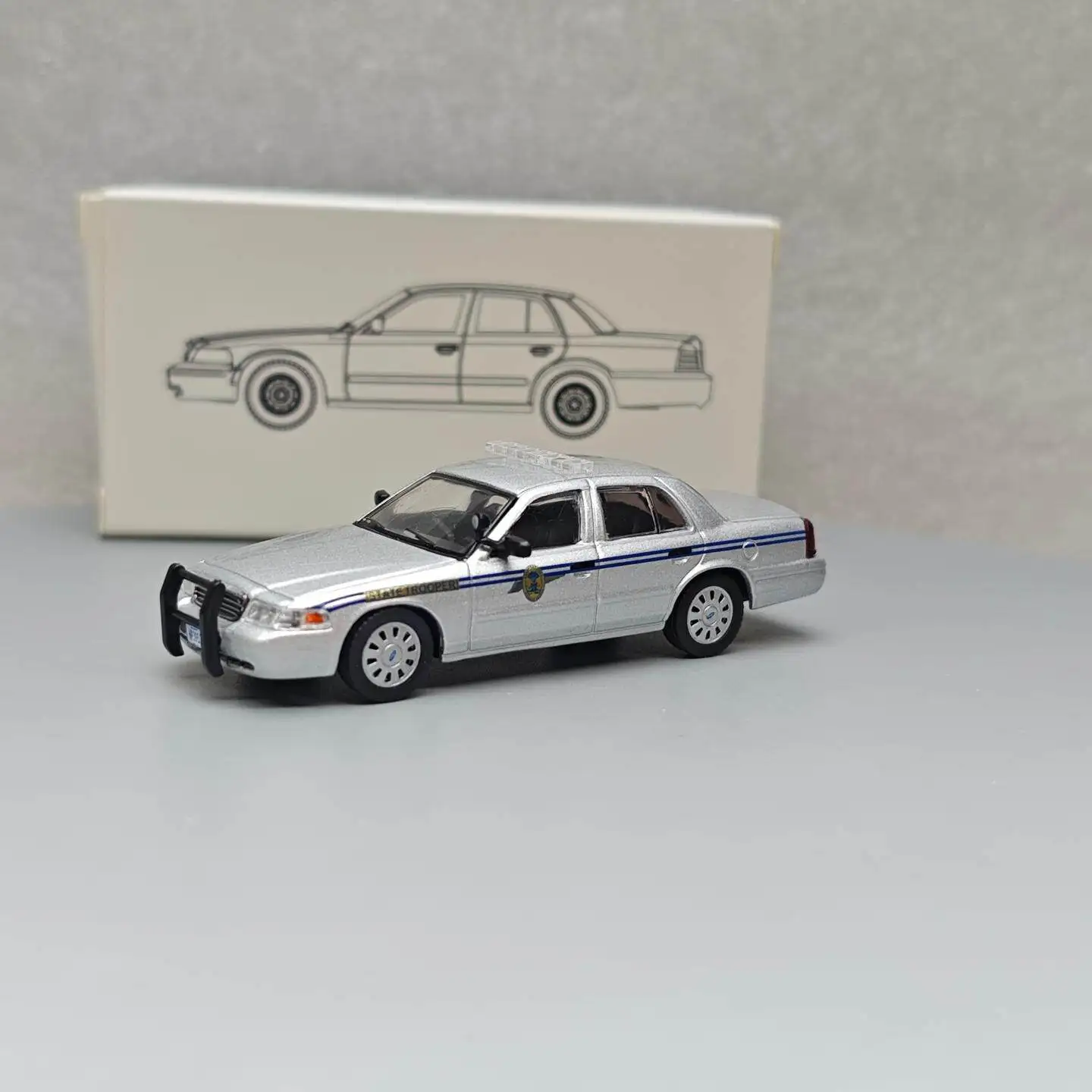 596 1:64 Crown Victoria South Carolina Highway Patrol 77 Diecast Alloy Car Model Collectible Gift