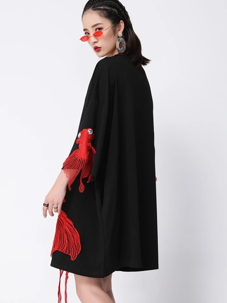 [EAM] Women Black Fish Embroidery Knee Length Big Size Dress New Round Neck Wrist Sleeve Fashion Tide Spring Autumn 2024 OA868