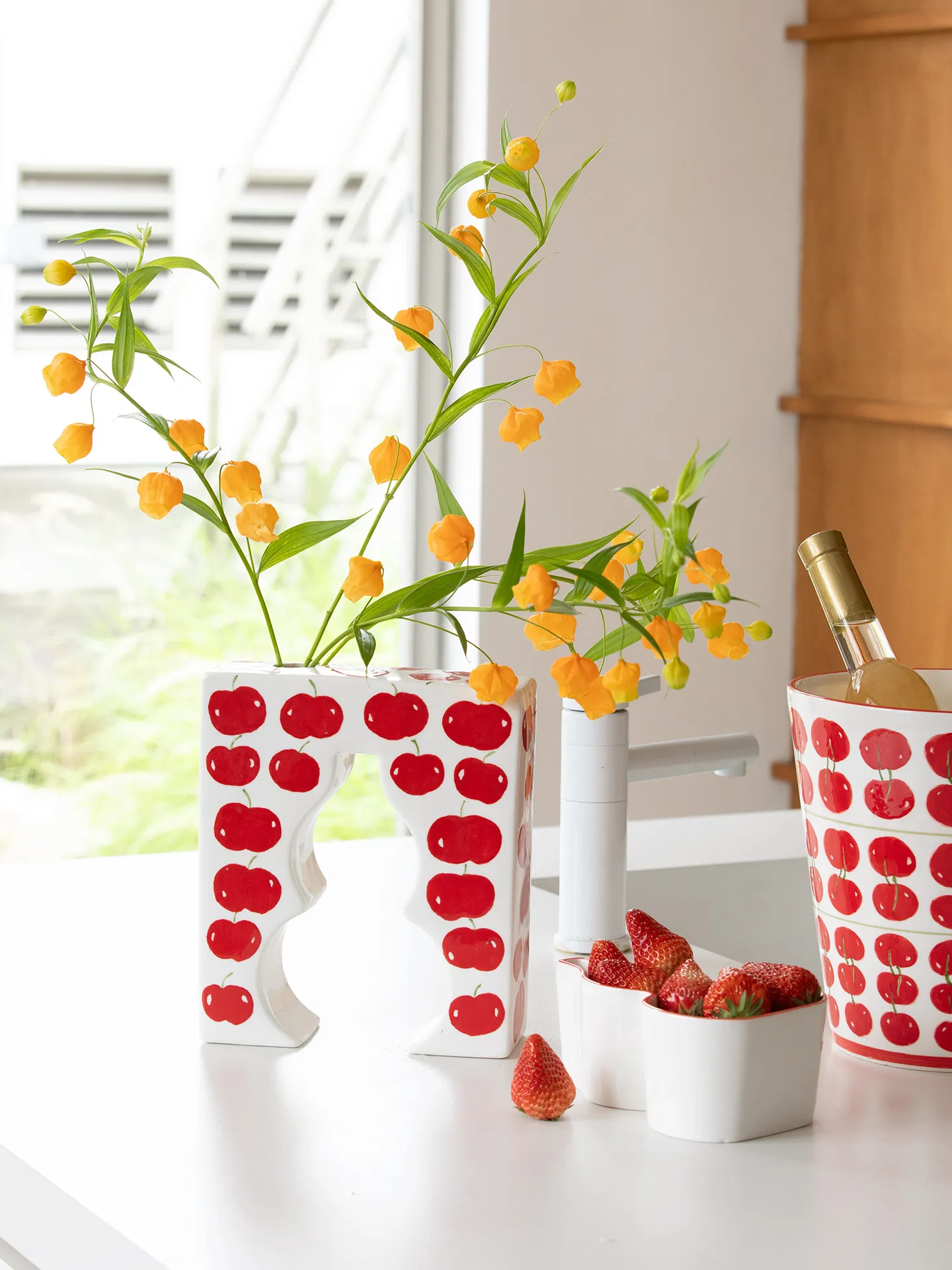 Hand-painted cherry ceramic vase, living room dining table, high-end decorative flower arrangement, light luxury creative gift