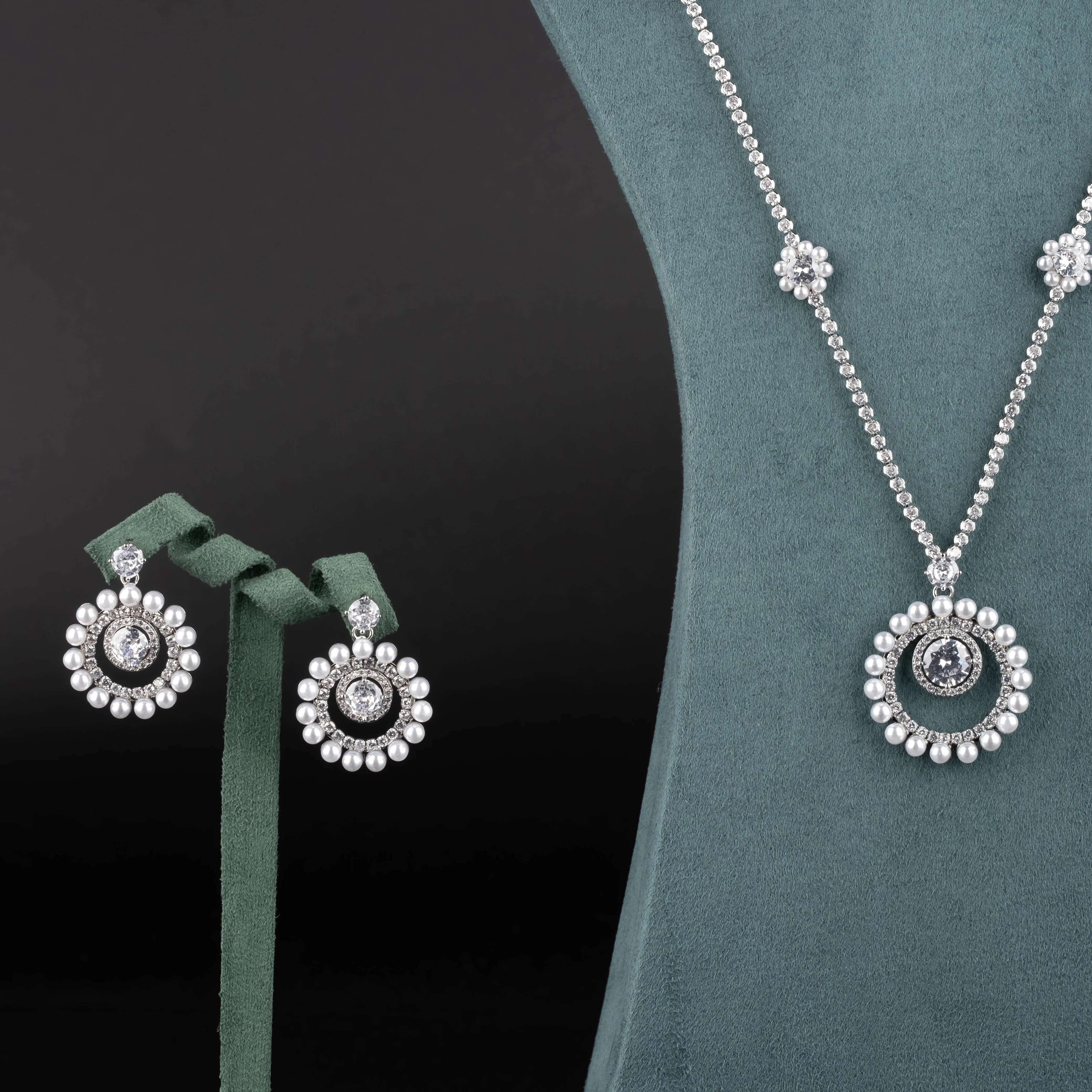1 set of luxurious and elegant jewelry set with sparkling cubic zirconia and round imitation pearls, suitable for women to wear at weddings and banquets. Gift box not included
