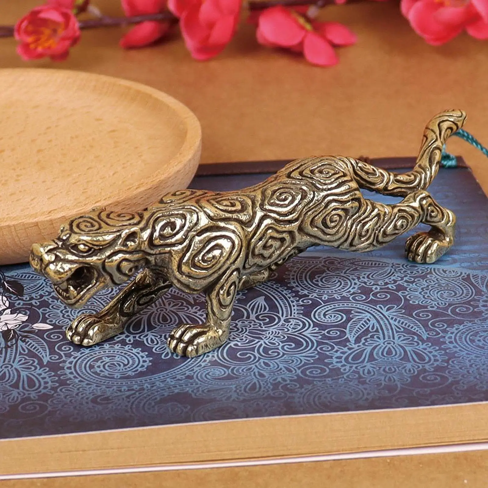 Copper Leopard Figure Aureate Decorative Creative Collection Animal Sculpture for Holidays Parties Exhibition Decoration Office