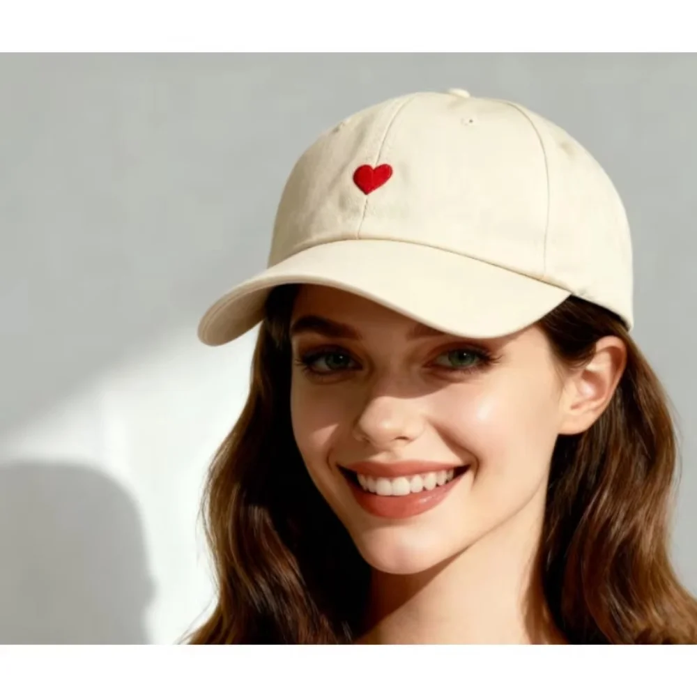 PESENAR Gorra de béisbol beige para el Día de San Valentín con bordado de corazón rojo añade un toque romántico al estilo del Día de San Valentín