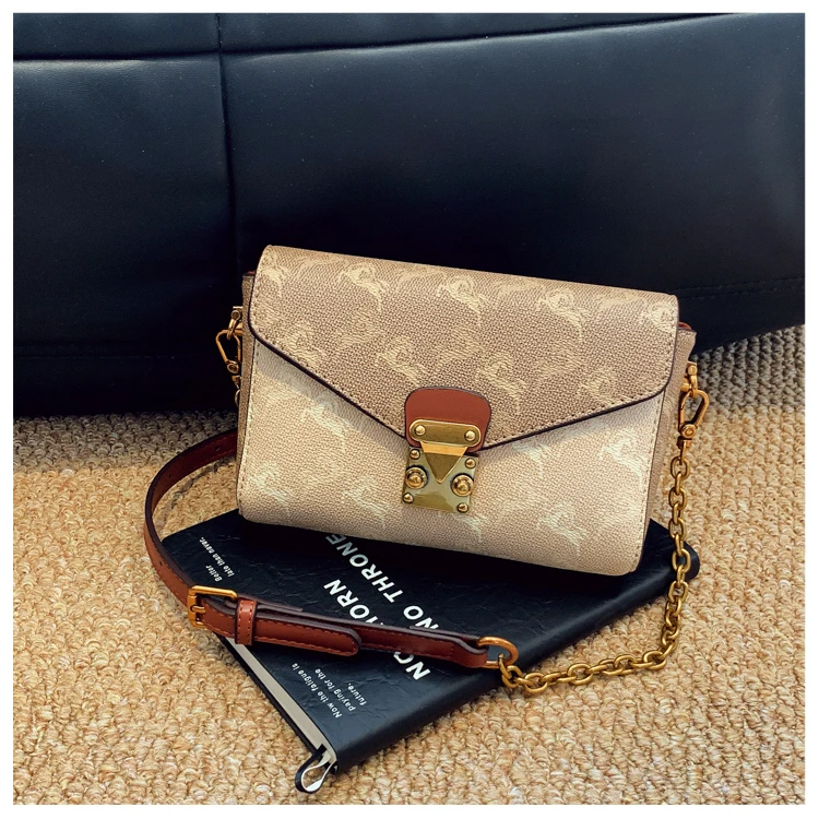 

Luxury Leather Shoulder Bag for Fashionable Women - Crossbody Bag Versatility by Famous Designer