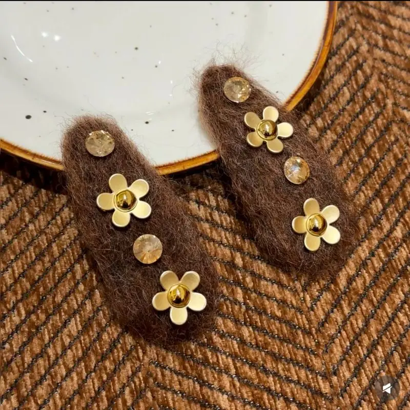 2 Stück Herbst/Winter, melanjebraune, flauschige Haarspangen für seitlichen Pony mit einem High-End-Gefühl