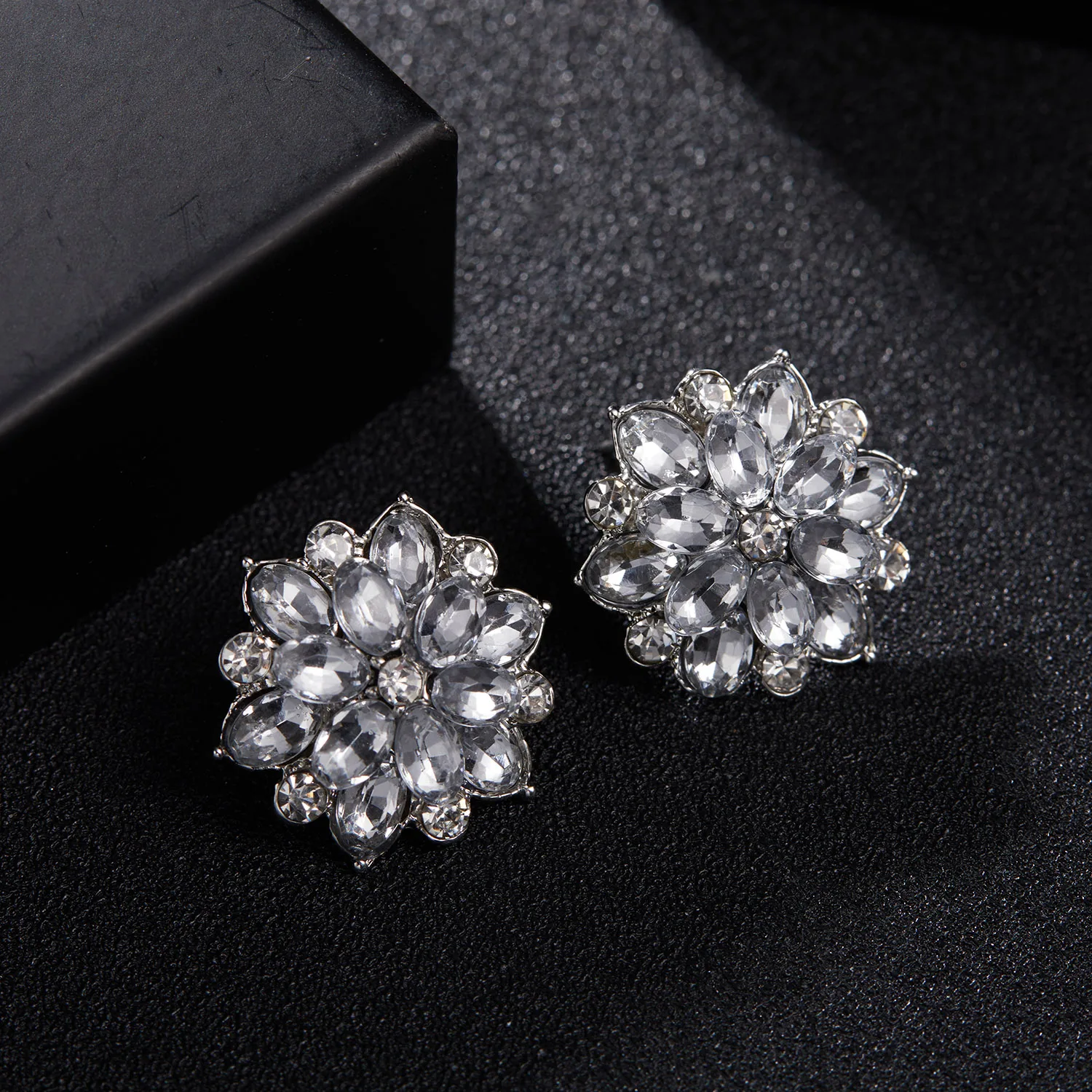 Exquisite Zircon Christmas Snowflake Stud Earrings for Women Shiny Rhinestone Crystal Flowers Earring Christmas New Year Gifts