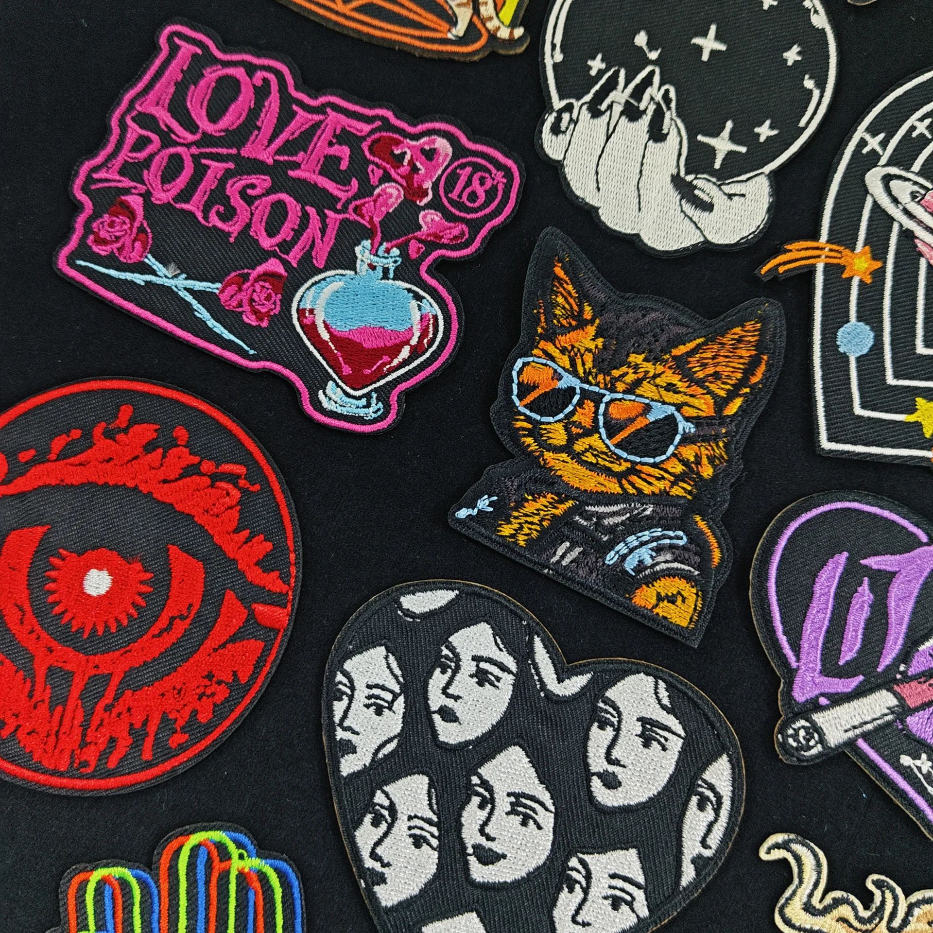 Punk Stickerei Rock Band Patches Liebe Schädel Bügeln Applikation für Kleidung Schmelzbare Eisen auf Patches Jacken Jeans Rucksack Dekor