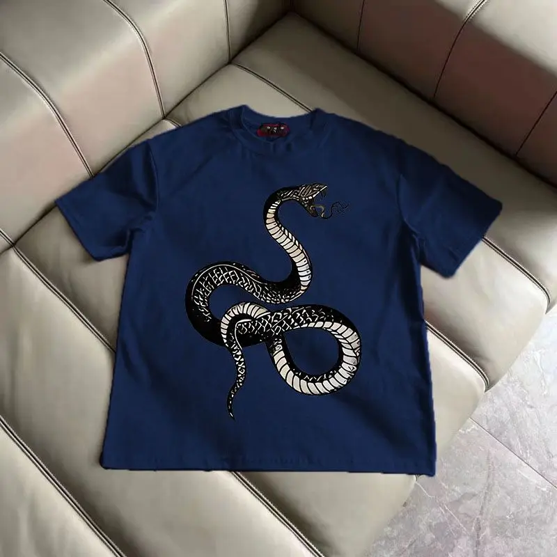 

2025 Новая роскошная футболка из чистого хлопка со змеиным узором и короткими рукавами для мужчин и женщин летом, маленький и популярный топ Ins
